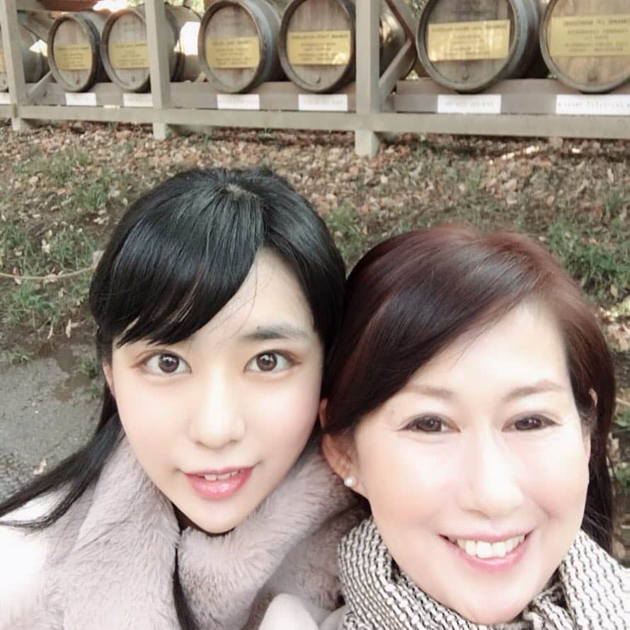 坂田麻衣のインスタグラム：「母と明治神宮へお参り٩(¨ )ว=͟͟͞͞ #自撮り #明治神宮」