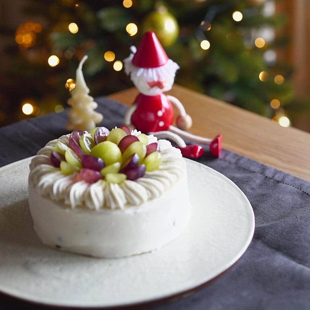 kyonkousaのインスタグラム：「昨年のクリスマスケーキも手作りだったけど、今年も子供達が手作りしたいという事でブドウとメロンのショートケーキを作りました🍰 . ナッペは何度やってもうまく出来ません🙈 ブッシュドノエルみたいにごまかしきかないですね😂 . . . .楽しいクリスマスを〜🎄✨ , . . . . . #クリスマス #クリスマスケーキ #christmas #ケーキ #cake #sweets #手作りケーキ #homemade #キナリノ #暮らし #暮らしを楽しむ #楽しい時間 #くらし #いただきます #テーブルフォト #kurashiru  #instagramjapan #ig_japan #instafood #instajapan #IGersJP #LIN_stagrammer #delistagrammer #デリスタグラマー #onthetable #日々 #日々のこと」