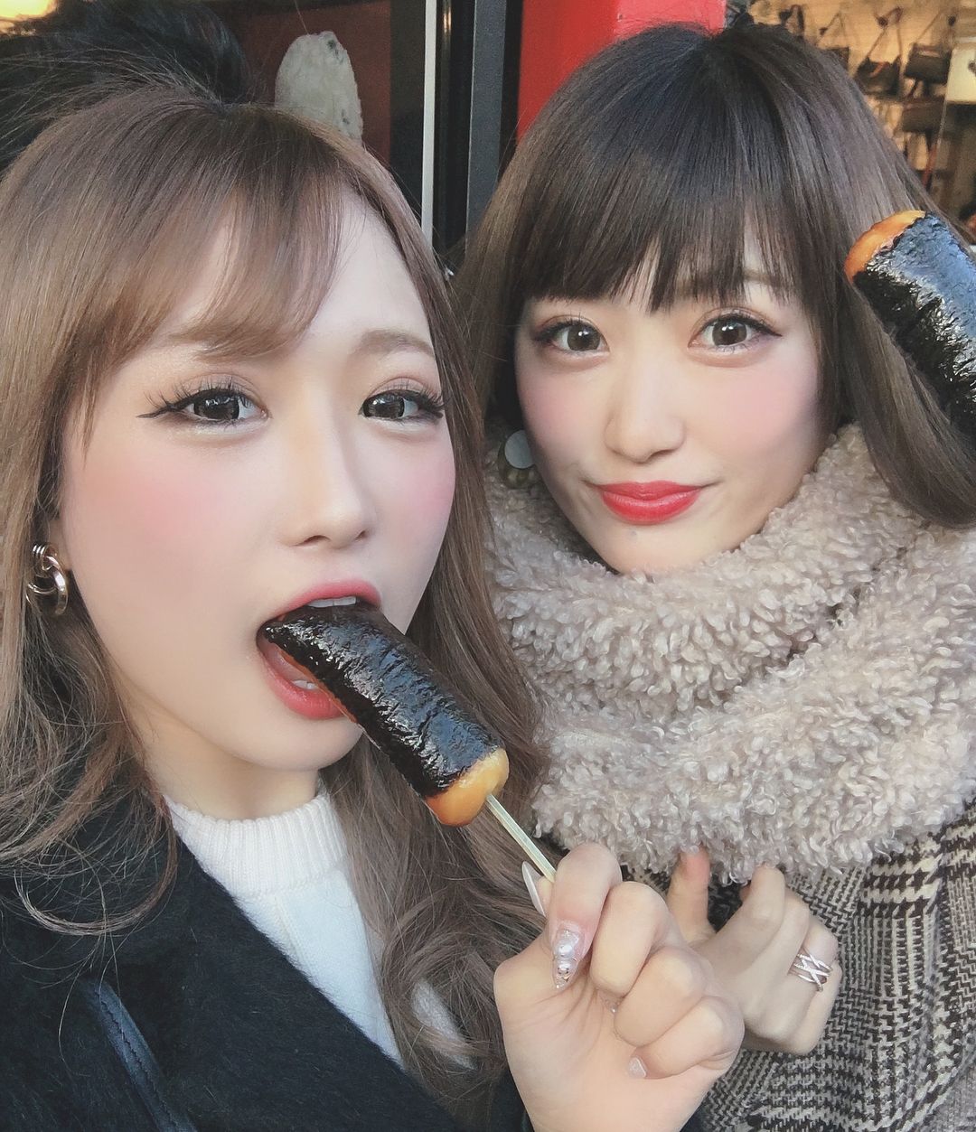 伊藤桃々さんのインスタグラム写真 - (伊藤桃々Instagram)「イブは色んなとこ行く日🇯🇵 #クリスマスイブ#浅草#雷門#観光#クリスマス#伊藤桃々#egg#eggモデル#磯辺餅#instagood #instalike #gal #lol #instafood #instadaily」12月24日 16時40分 - __peachstagram__