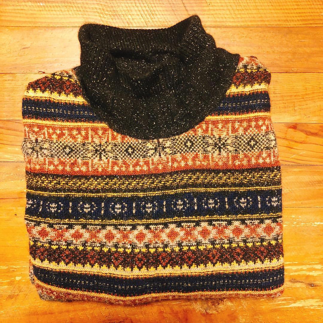 休日課長さんのインスタグラム写真 - (休日課長Instagram)「クリスマスプレゼント。 新しいものをもらったり、あげたり。  長い間そばにいてくれるものも特別な存在。 このセーターは確か3年目ですが、これを着ると、ああ今年も冬が来たかぁ、って感じになります。そしてなんだかこのセーター着ちゃうんですよね。  新しいものほどの刺激はないけども、いつもそばにいてくれる存在は尊いものです。もちろん、ものに限らず。  今年もらったクリスマスプレゼントが来年もそばにすっといてくれたらなんかステキですよね。  メリークリスマス🎁」12月24日 19時06分 - kyujitsu_kacho