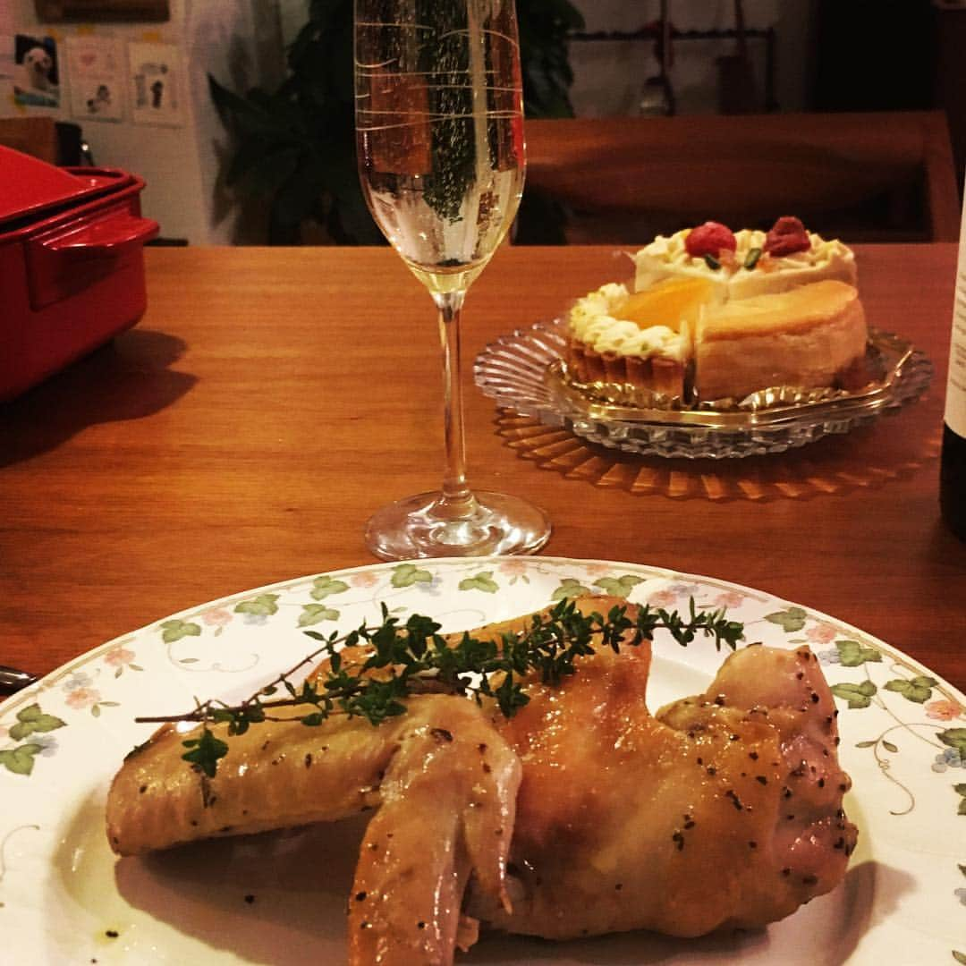 上野樹里さんのインスタグラム写真 - (上野樹里Instagram)「マネージャーから結婚祝いに頂いたBrunoでNZで食べていた野菜グリル作り、あーちゃんに口頭で教えてもらったカブレシピ、大きすぎて切って調理したチキン、マクロビオティックケーキ、最近気になるラリック、ミュシャの本。 メリークリスマス🎄🎁🤗 皆さんはどんなイブをお過ごしですか？今夜はみんなのハッピーが夜空に広がってあたたかい気持ちになります✨🎄 #クリスマスイブ ^ - ^#クリスマスチキン」12月24日 19時21分 - _juri_art_