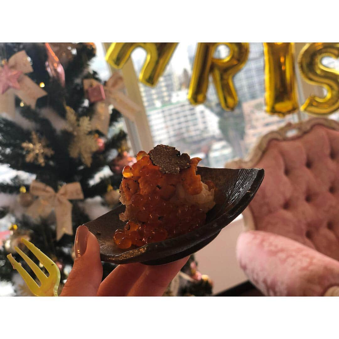 神子島みかさんのインスタグラム写真 - (神子島みかInstagram)「. #Christmasparty 🎄✨ 先日#美人ママ さん達と#homeparty  #ママ 達も#サンタコス ですw @dress_tika ✔︎の#コスプレ だよ🤶 子供達もコスプレしててかわいすぎたぁ💗 そしてお城のようなりりかちゃん家も 素敵で幸せな宴でした🥺💕 . 料理も豪華🙌🏻 @wagokoro10000 ✔︎さんの #出張寿司 で目の前で握って頂き #完熟マグロ がもぅ… 一生分食べた😭💕 美味しすぎるし板前さん男前だし優しいし… . そしてお肉は @roppongi_yakiniku_kiraku ✔︎ 唇で切れるお肉の#ケータリング は ケータリングの域を遥かに越えるクオリティ… 見た目も鮮やかでテーブルがより華やかになり パーティー感10倍増しでした😍💕 . #クリスマスケーキ 🎂は @louange.tokyo ✔︎さんの#インスタ映え#ケーキ 見た目はもちろん子供も大人も思わずうっとりの 見た目にお味はとっても上品な甘み💗 生クリーム苦手な私ですがフォークが止まらなくなり ペロリとたいらげちゃいました🤤#しあわせ . . . たくさん食べて 子供達はたくさん遊んで ママ達はたくさん喋って #プレゼント 交換タイム🎁 うちは先日ディズニーへ行ったので ディズニーグッツにしました😶💕 喜んでもらえたらいいなぁ💗 . . . . #Christmas#Japanesegirl#japan#tokyo#instagood#instamood#instalike#instalove#instafollow#instapic#homeparty#アラサー#主婦#たまには#贅沢」12月24日 19時42分 - kagomika