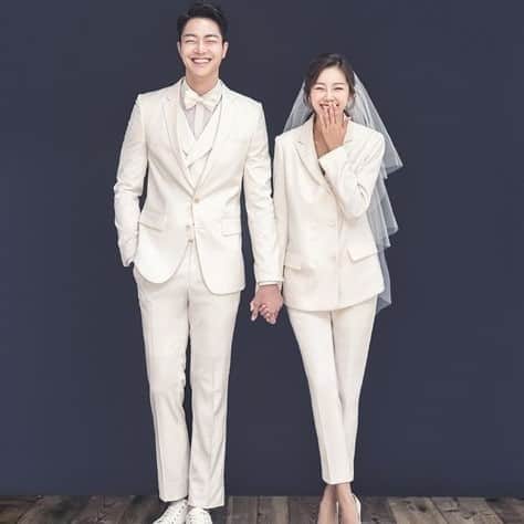 HappyWedding.Lifeさんのインスタグラム写真 - (HappyWedding.LifeInstagram)「ไอเดียชุดแต่งงานเก๋ๆ หลุดกรอบจากเดิมๆ กับกางเกงสำหรับเจ้าสาว . . Get more inspiration 🔽 https://www.happywedding.life/th/wedding-dress 🔍 ชุดเจ้าสาว . .  #happywedding #happyweddingth #happyweddinglifeth #happy #wedding #thailand #love #gown #bridal #weddinginspiration #inspiration #bride #ชุดแต่งงาน #แฟชั่นชุดเจ้าสาว #ชุดเจ้าสาว #เทรนด์ชุดแต่งงาน2017 #เทรนชุดแต่งงาน2018 #ตัดชุดแต่งงาน #เทคนิคเลือกชุดแต่งงาน #ซื้อชุดแต่งงาน #ขั้นตอนเตรียมตัวเลือกชุดเจ้าสาว #ดีไซน์ชุดเจ้าสาว . . nice idea via >> weddingstle korea」12月24日 19時41分 - happywedding.life