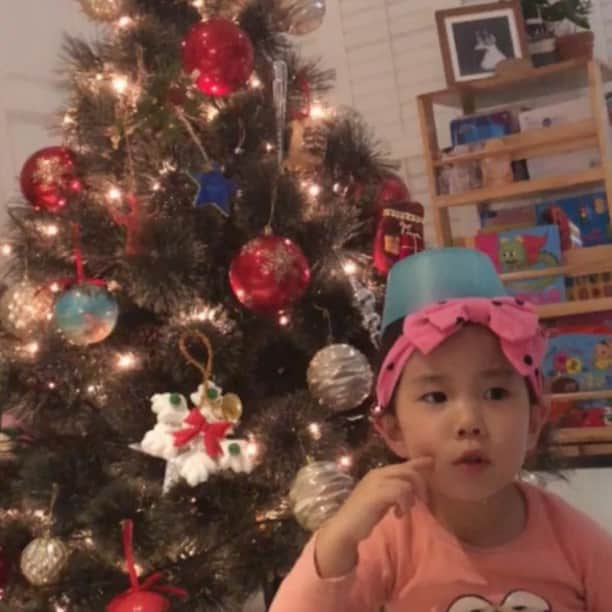 キ・テヨンのインスタグラム：「#lohee #장난꾸러기 #요즘 #완전 청개구리 #ㅎㅎㅎ #kitaeyoung #daughter #merrychristmas~~~~~ 모두 행복하세요❤️」