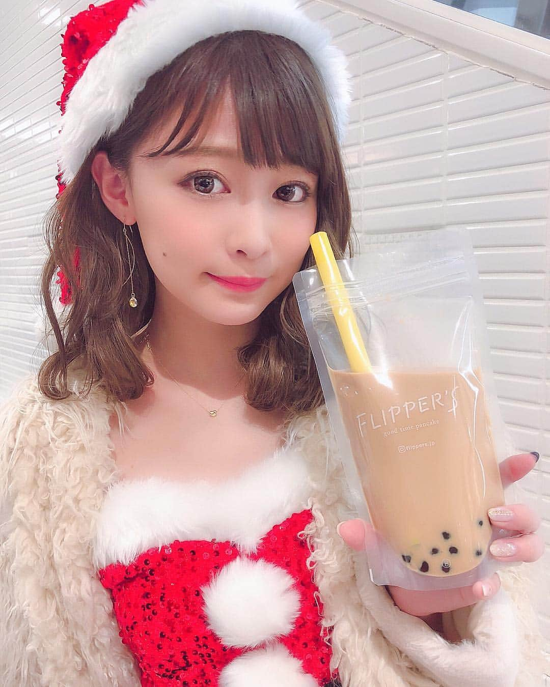 りなてぃさんのインスタグラム写真 - (りなてぃInstagram)「. . merry Christmas🎄❤︎ . サンタおじさん🎅🏻とクリスマスショッピング🛒❤︎ . 欲しかったピンキーリングくれたぁ💍❤︎ 大事にします☺️ありがとう🙏🏻❤︎ . 明日はいよいよ、クリスマスですが... 今年ラストのLive Shop! 生配信見てほしいなぁ😭💓 もしよかったらちょっとでもいいので 覗きにきてください❤︎ @cherishme_official  からいよいよ アパレルはじまります❤︎❤︎❤︎ . . #ootd#outfit#code#coordinate  #style  #fashion  #hair  #hairarrange  #make #makeup  #ヘアアレンジ  #ヘアスタイル #ヘアメイク #メイク #Christmas #クリスマス #サンタ #プレゼント」12月24日 19時57分 - rinatea_25