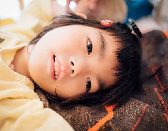 soarさんのインスタグラム写真 - (soarInstagram)「娘の重い障害を葛藤の末受け入れるまで🕊🍀✨ 『この子を愛することに理由なんていらない』と気づき、世界が変わった🚂🌏✈️ 病気・障害当事者と家族のためのオンラインコミュニティ「CARE LAND」を運営する金澤裕香さんのコラムです📚🎁🎀 http://soar-world.com/2017/12/01/yukakanazawa/ ・ ・ 「soar（ソアー）」は、人の持つ可能性が広がる瞬間を捉え伝えていくメディアです💫🌙✨ http://soar-world.com/ ・ ・ #soar_world #家族 #育児 #保育園 #障害児子育て #車椅子 #wheelchair #難病 #ばんごはん #子育て #障害者手帳 #身体障害 #子育て #先天性心疾患 #パラリンピック #二分脊椎 #療育 #肢体不自由 #肢体不自由児 #水頭症 #特別支援学校 #療育センター #重症心身障害児 #脳性麻痺 #筋ジストロフィー #病児保育 #呼吸器 #医療的ケア児 #児童デイサービス #かわいい」12月24日 20時01分 - soar_world