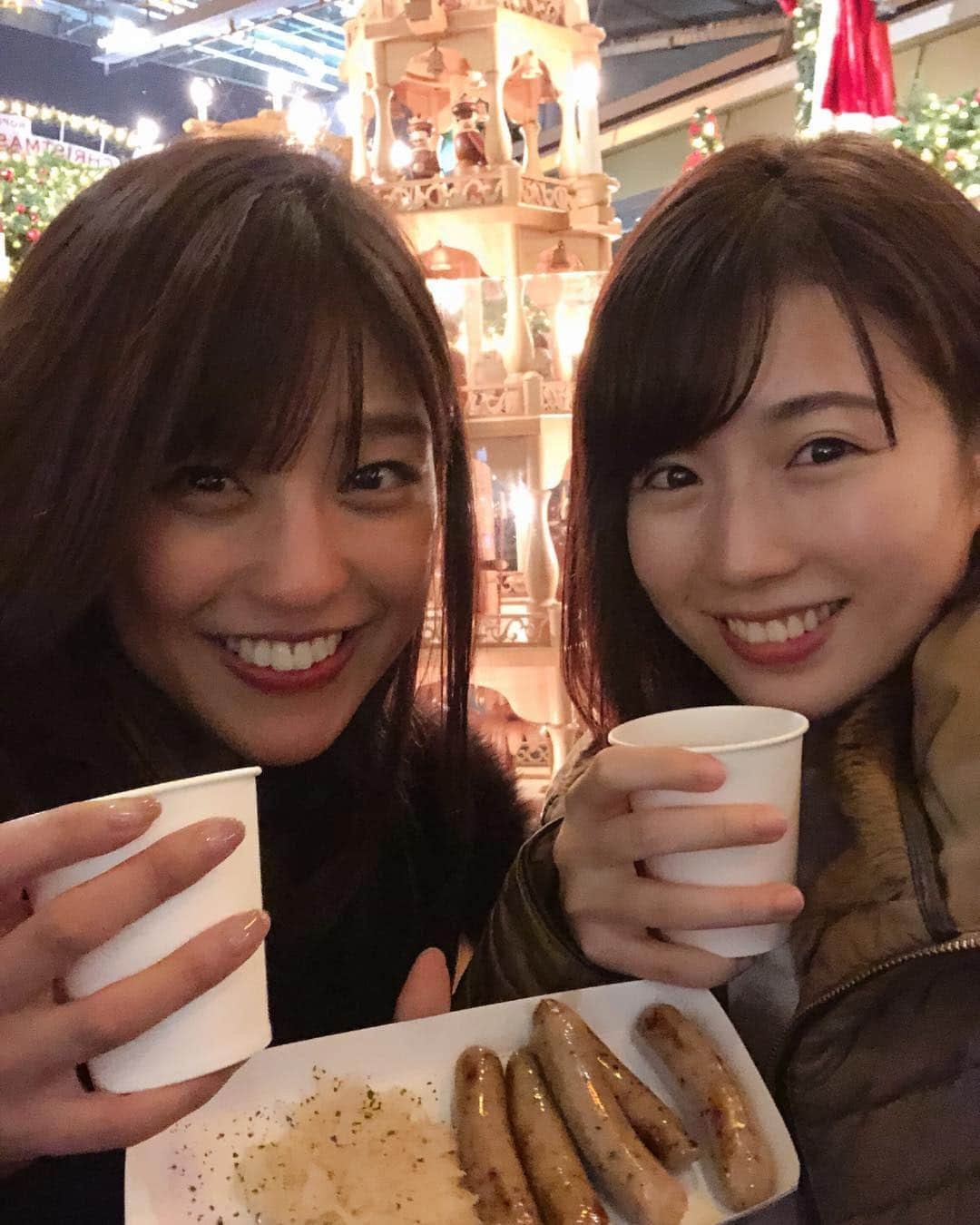 岡副麻希さんのインスタグラム写真 - (岡副麻希Instagram)「🎄 初めてのホットワイン🍷🥺💕 とっても美味しくてびっくりしました！！ 友人との遭遇率にもびっくり！ イヴイヴ、賑わってましたよ😚❣️ 、  相席させていただいたご夫婦に、 使いそびれたというチケットを頂き、やさしさに感動… 有り難く使わせていただきました🥺💕 #クリスマスマーケット #ほんとうに#かわいい世界#たのしい  いつかドイツのクリスマスマーケットに行ってみたくなりましたっ🎺♥️🎅」12月24日 20時02分 - maki_okazoe_official