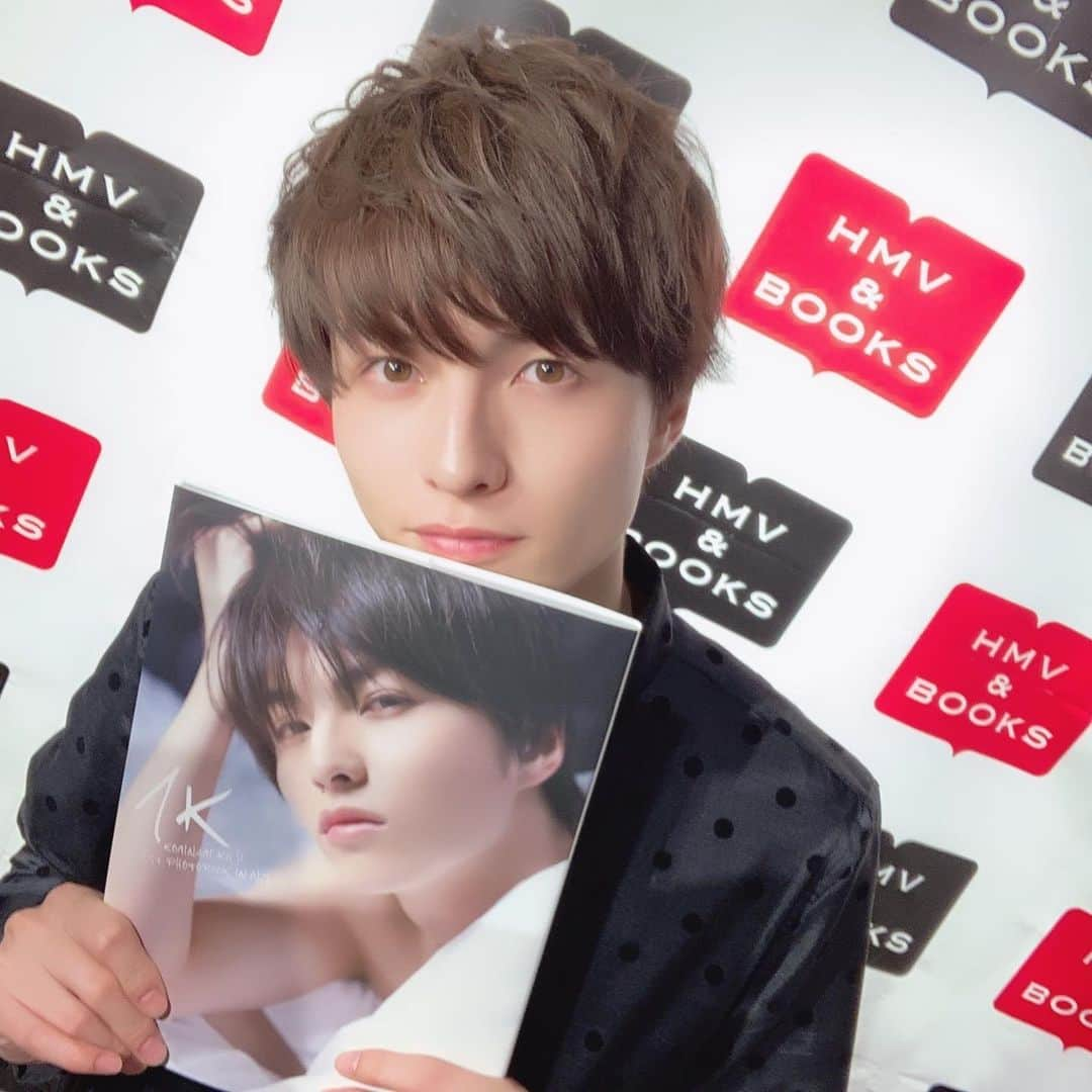 小南光司さんのインスタグラム写真 - (小南光司Instagram)「HMV 栄にて写真集お渡し会ありがとうございました！ これにて、写真集お渡し会ツアーは無事終了となりました。 そして、HMVさんとアニメイトさんの在庫も全て無くなってしまいました😂 欲しい方は、福家書店さんの限定版かヴィレッジヴァンガードさんの限定版かAmazonの通常版をお求めください🙇  こんなに多くの方に買って頂けると思っていなかったので、とても驚いています。 これからも、皆さんにとって良い影響を与えられる人間になれるよう日々精進して楽しく生きていきたいと思います！  本当にありがとうございました！  #小南光司 #1st写真集 #1K #東京 #大阪 #愛知 #香港  #心からのありがとうを」12月24日 20時17分 - koji_kominami