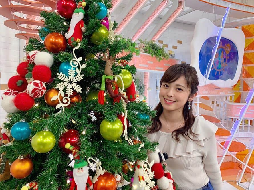 久慈暁子さんのインスタグラム写真 - (久慈暁子Instagram)「* Merry Christmas Eve🎄🎁 めざましのスタジオにも クリスマスツリーが😽 皆さん素敵なクリスマスを❤︎ * #クリスマス #Christmas」12月24日 20時28分 - kuji_akiko