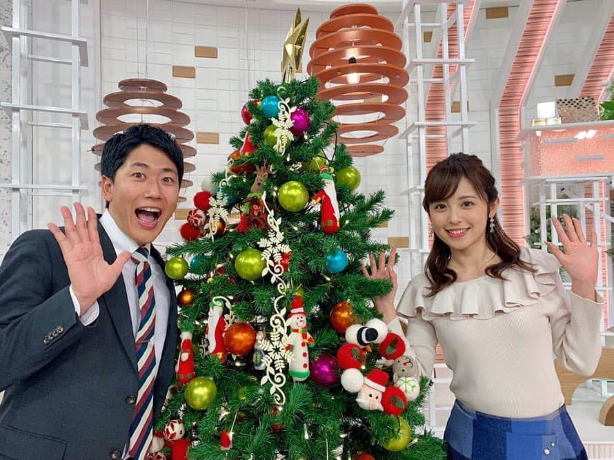 久慈暁子さんのインスタグラム写真 - (久慈暁子Instagram)「* Merry Christmas Eve🎄🎁 めざましのスタジオにも クリスマスツリーが😽 皆さん素敵なクリスマスを❤︎ * #クリスマス #Christmas」12月24日 20時28分 - kuji_akiko