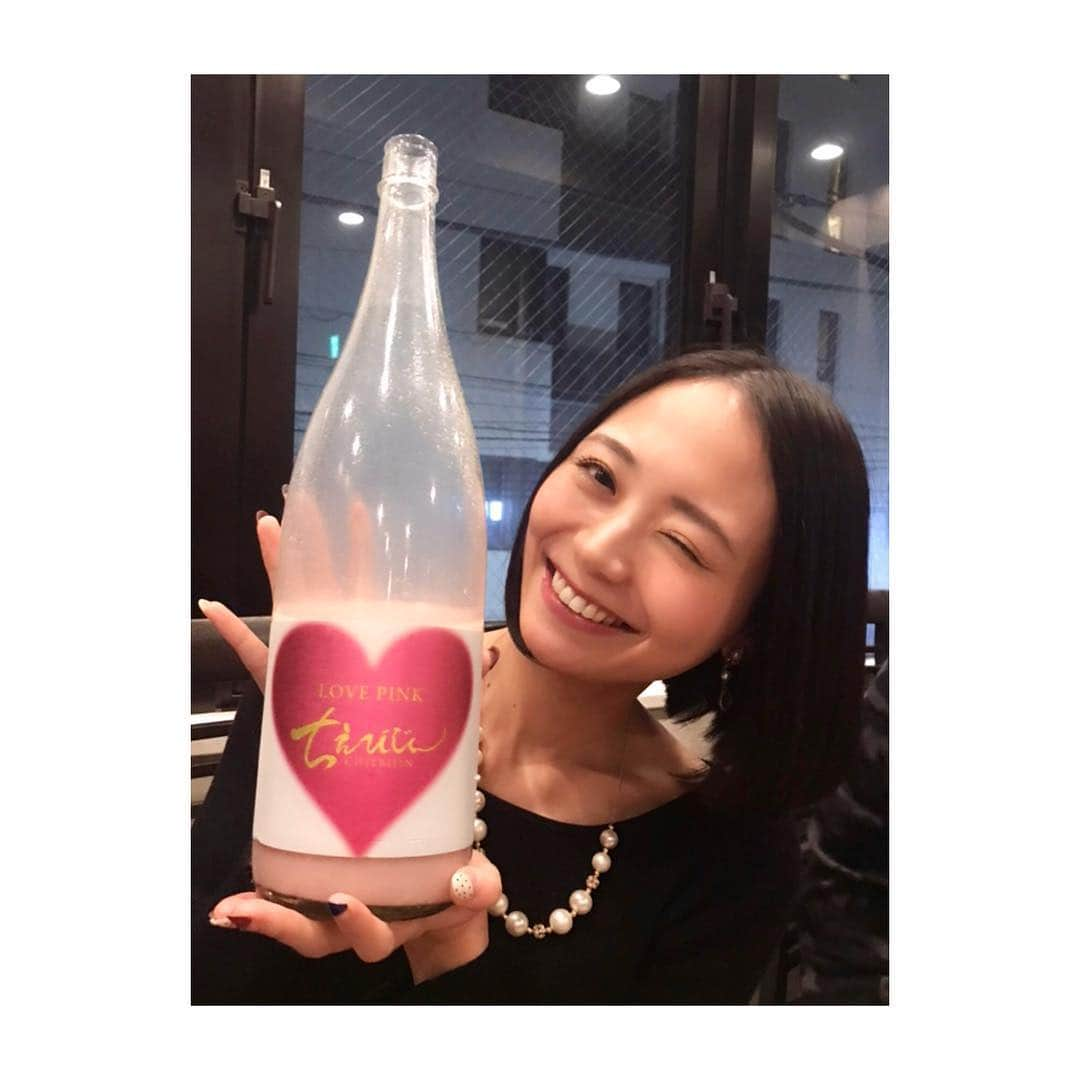 緑川静香さんのインスタグラム写真 - (緑川静香Instagram)「【しーたん日本酒録】  大分 中野酒造 ちえびじん LOVE PINK  滑らかな舌触り、いちごのような甘味香り。  ひとりぼっちのクリスマス。ふと立ち寄ったお店で『メリークリスマス、美しいあなたにこれを』なんてこれ持って来られてえ、サンタさん？なんてキュンてして最終的にお燗して２人で飲んでるそんな出逢いかもん。  #しーたん日本酒録 #唎酒師 #日本酒 #日本酒女子 #大分 #中野酒造 #ちえびじん #lovepink #japanesesake #sake #sakemaster  #このピンク色は着色ではありませんよ #酵母なんです #赤色酵母  #発酵の過程でピンクに発色します #アルコール度数低めなので飲みやすくどんな方でも楽しめるのでは #ラベルも可愛いよね #女子好きなやつ #燗好きとしてはやはり燗にしたいね #そんなこんなで #メリークリスマス」12月24日 20時45分 - midorikawa_shizuka