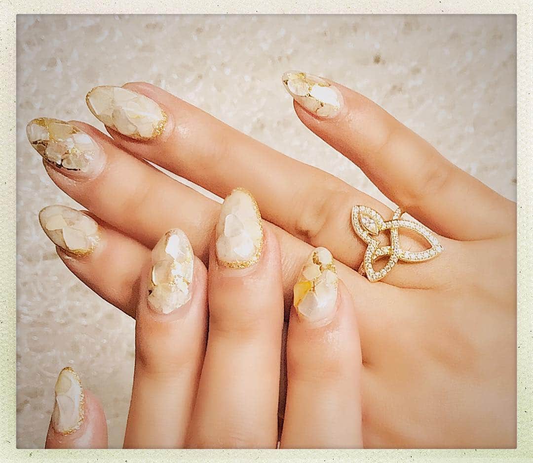 知華さんのインスタグラム写真 - (知華Instagram)「2018.12.24 最近、石が好き…で、つい💎 💍 #harrywinston  #リリークラスター  #fashionring #diamond #💎 #着飾る愉しみ」12月24日 21時00分 - tomoca1204