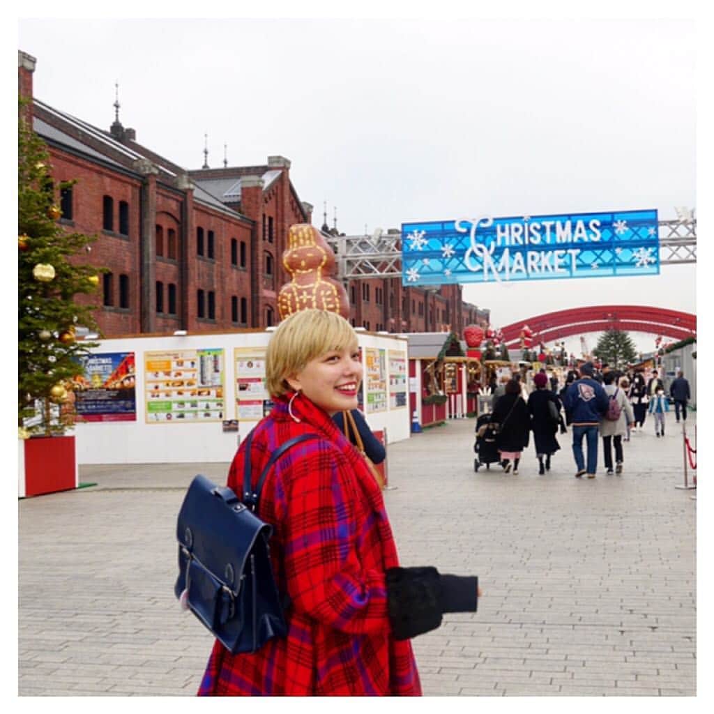 豊田エリーさんのインスタグラム写真 - (豊田エリーInstagram)「🎄 みわちゃん写真館。 ・ 一緒に赤レンガ倉庫のクリスマスマーケットと、 リース作りのワークショップに参加したよ。 すこし前のよき想い出♡ #christmasmarket #Yokohama #赤レンガ倉庫 #elliecamera  みなさま、素敵なクリスマスイブを💫」12月24日 21時24分 - ellie_toyota