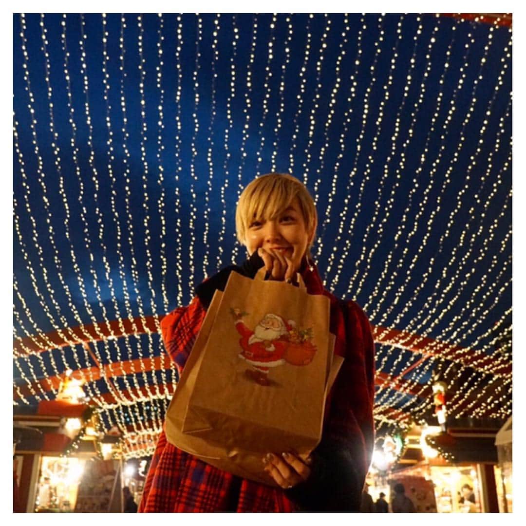 豊田エリーさんのインスタグラム写真 - (豊田エリーInstagram)「🎄 みわちゃん写真館。 ・ 一緒に赤レンガ倉庫のクリスマスマーケットと、 リース作りのワークショップに参加したよ。 すこし前のよき想い出♡ #christmasmarket #Yokohama #赤レンガ倉庫 #elliecamera  みなさま、素敵なクリスマスイブを💫」12月24日 21時24分 - ellie_toyota