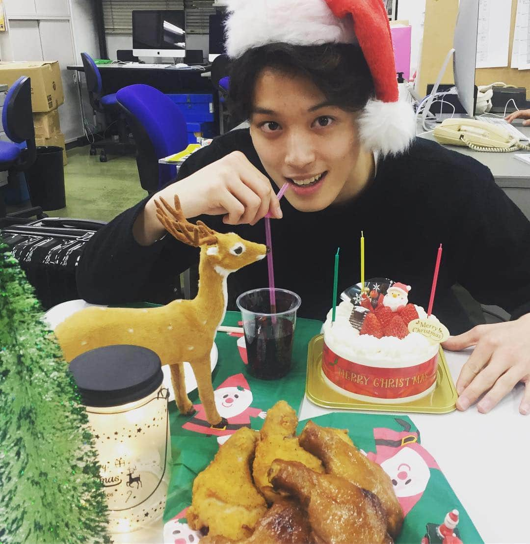 ジュノン編集部さんのインスタグラム写真 - (ジュノン編集部Instagram)「メリークリスマス🎅 ジュノン編集部は、31代グランプリの松本大輝くんとクリスマスパーティー！ ここぞとばかりに撮影小道具フル活用です🎄  #JUNON  #松本大輝 #ジュノンボーイコンテスト #ジュノンボーイ」12月24日 21時30分 - junon_jp