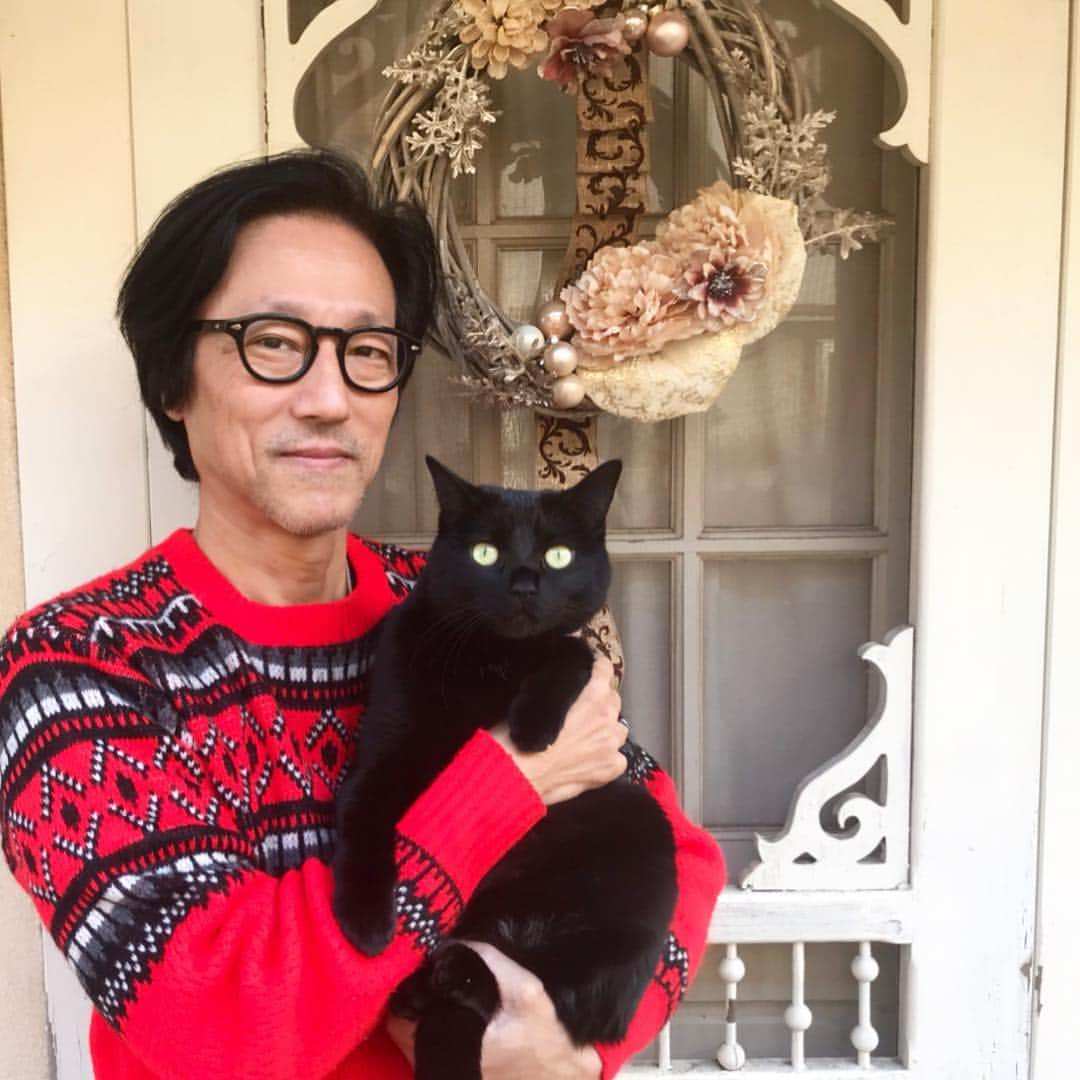 松永俊弥のインスタグラム：「Merry Christmas😃🎄🥁 ・ #chicken #christmas #sweater #drum #drummer#vater#meinl#premierdrums#ludwigdrums#remo #blackcat #dwdrums#dwdrum#dw9000」