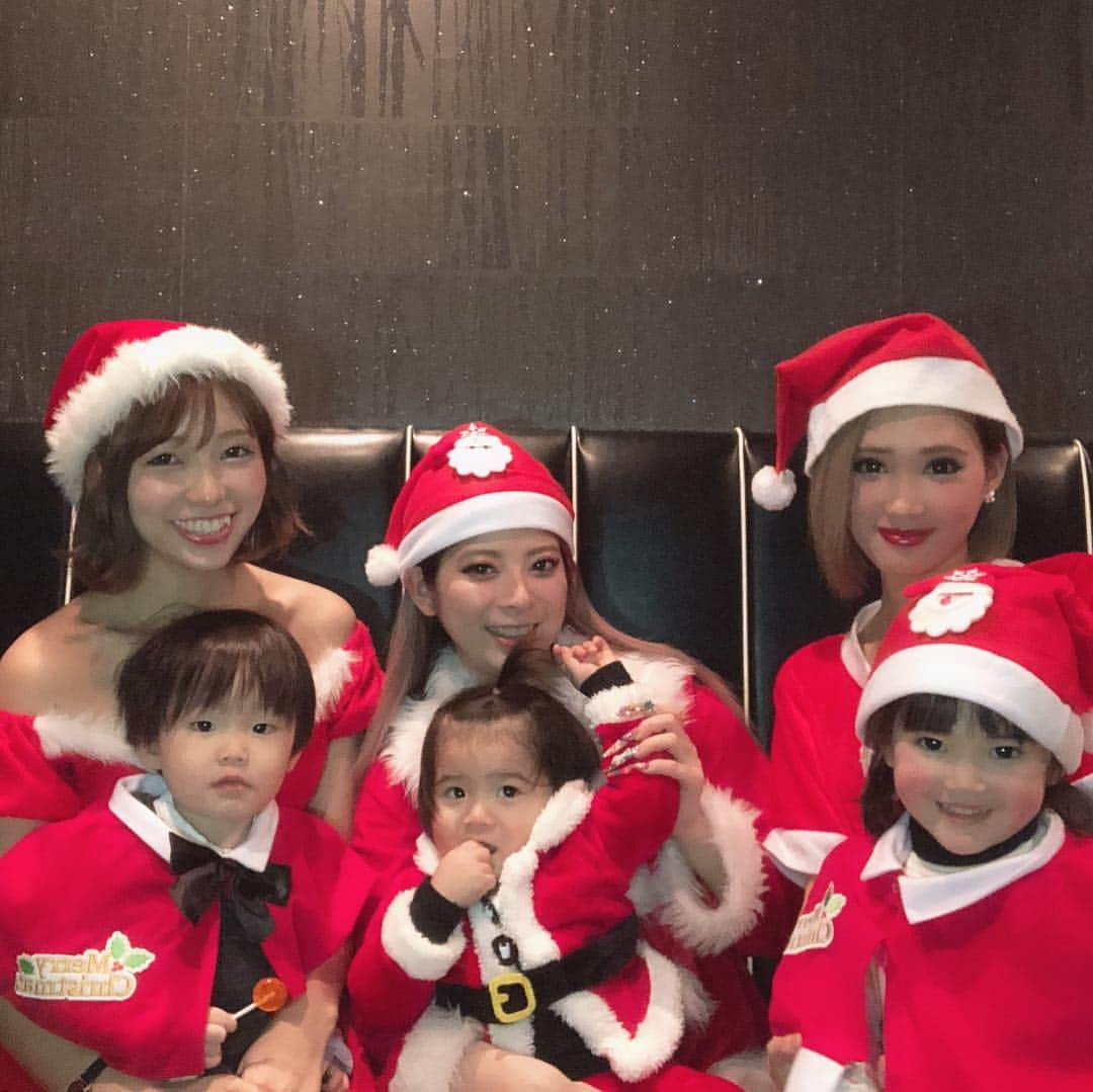 長谷川万射さんのインスタグラム写真 - (長谷川万射Instagram)「メリークリスマス🎄いぶ  最近はあいとも感性が豊かになってきたので なんかクリスマスっぽいこと 味あわせてあげたいなぁと声をかけたら 急遽集まってくれたママ友たちと クリスマスパーティーしました🎅🏻🎅🏻 カラオケのにキッズルームがあるパセラが ギリギリ予約とれてやったんだけど トイレにはオムツまで設置してあって お部屋も子供がいじらないように 音量ボタンのとこ蓋してあったり 本当に設備が完璧でした🤤♥️ カラオケするわけでもなく子供いると 見てるの大変だから個室で 遊ばせられたらママも楽だよね🤱  あー、楽しかった💘💘 みんな好き！かわいい！すき！！ #男の子ママ#クリスマス #クリスマスイブ #ママ会たのちい」12月24日 22時08分 - mayanyam712