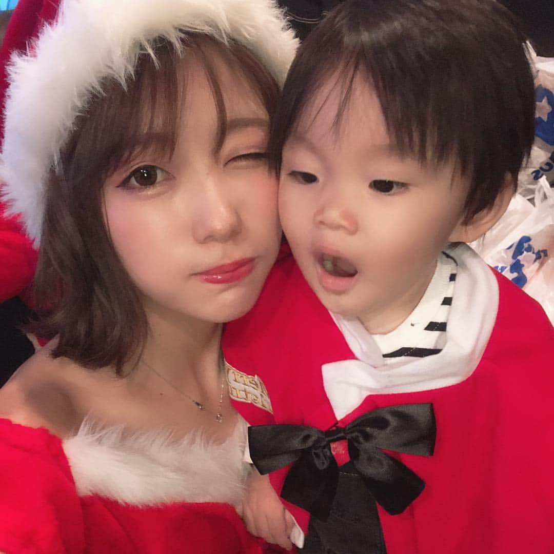 長谷川万射さんのインスタグラム写真 - (長谷川万射Instagram)「メリークリスマス🎄いぶ  最近はあいとも感性が豊かになってきたので なんかクリスマスっぽいこと 味あわせてあげたいなぁと声をかけたら 急遽集まってくれたママ友たちと クリスマスパーティーしました🎅🏻🎅🏻 カラオケのにキッズルームがあるパセラが ギリギリ予約とれてやったんだけど トイレにはオムツまで設置してあって お部屋も子供がいじらないように 音量ボタンのとこ蓋してあったり 本当に設備が完璧でした🤤♥️ カラオケするわけでもなく子供いると 見てるの大変だから個室で 遊ばせられたらママも楽だよね🤱  あー、楽しかった💘💘 みんな好き！かわいい！すき！！ #男の子ママ#クリスマス #クリスマスイブ #ママ会たのちい」12月24日 22時08分 - mayanyam712