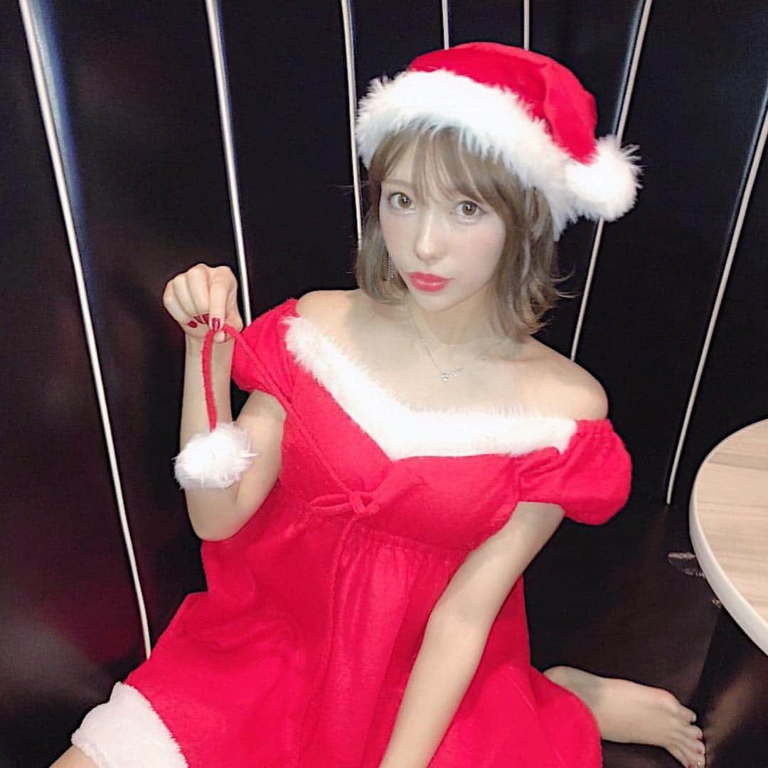 長谷川万射さんのインスタグラム写真 - (長谷川万射Instagram)「メリークリスマス🎄いぶ  最近はあいとも感性が豊かになってきたので なんかクリスマスっぽいこと 味あわせてあげたいなぁと声をかけたら 急遽集まってくれたママ友たちと クリスマスパーティーしました🎅🏻🎅🏻 カラオケのにキッズルームがあるパセラが ギリギリ予約とれてやったんだけど トイレにはオムツまで設置してあって お部屋も子供がいじらないように 音量ボタンのとこ蓋してあったり 本当に設備が完璧でした🤤♥️ カラオケするわけでもなく子供いると 見てるの大変だから個室で 遊ばせられたらママも楽だよね🤱  あー、楽しかった💘💘 みんな好き！かわいい！すき！！ #男の子ママ#クリスマス #クリスマスイブ #ママ会たのちい」12月24日 22時08分 - mayanyam712