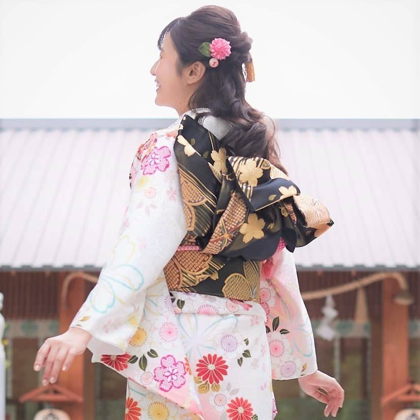 京都きもの友禅【公式】さんのインスタグラム写真 - (京都きもの友禅【公式】Instagram)「可愛らしいイメージのある白の振袖ですが、黒地の帯を締めると"すっ"と引き締まった印象になりますね♪ ・ #京都きもの友禅 #ハタチは一生もの #振袖 #furisode #振袖レンタル #成人式振袖 #はたち #ハタチ #成人式 #成人式2019 #成人式前撮り #振袖前撮り #振袖コーディネート #振袖コーデ #振袖ヘアメイク #成人式髪型 #キモノ#kimono #着物好き #ふりそでーしょん #白 #大伴理奈 #キュート」12月24日 22時12分 - kimono_yuzen