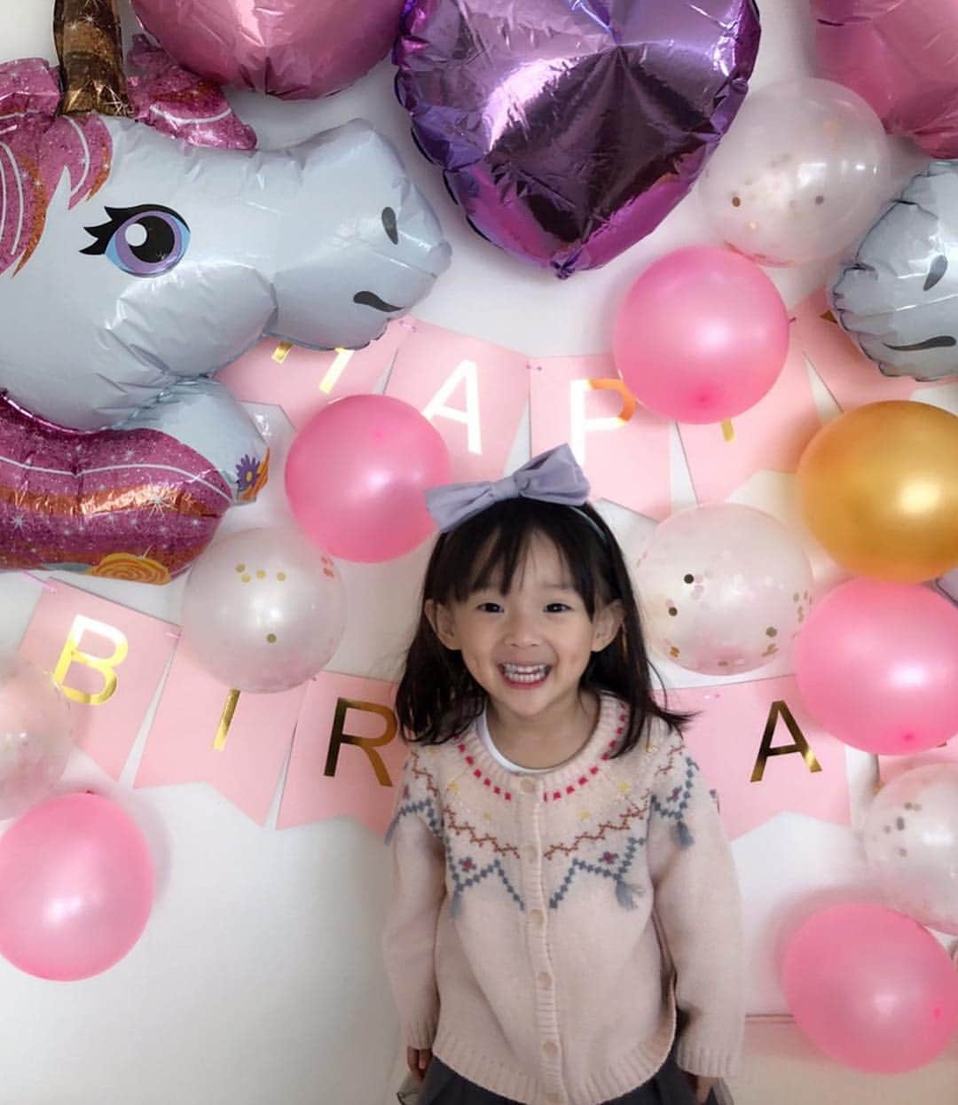 宇佐美貴史のインスタグラム：「Birthday girl😋😋 宇佐美家の天使こと 長女菫が3歳の誕生日😍  可愛さに磨きがかかってました😊」