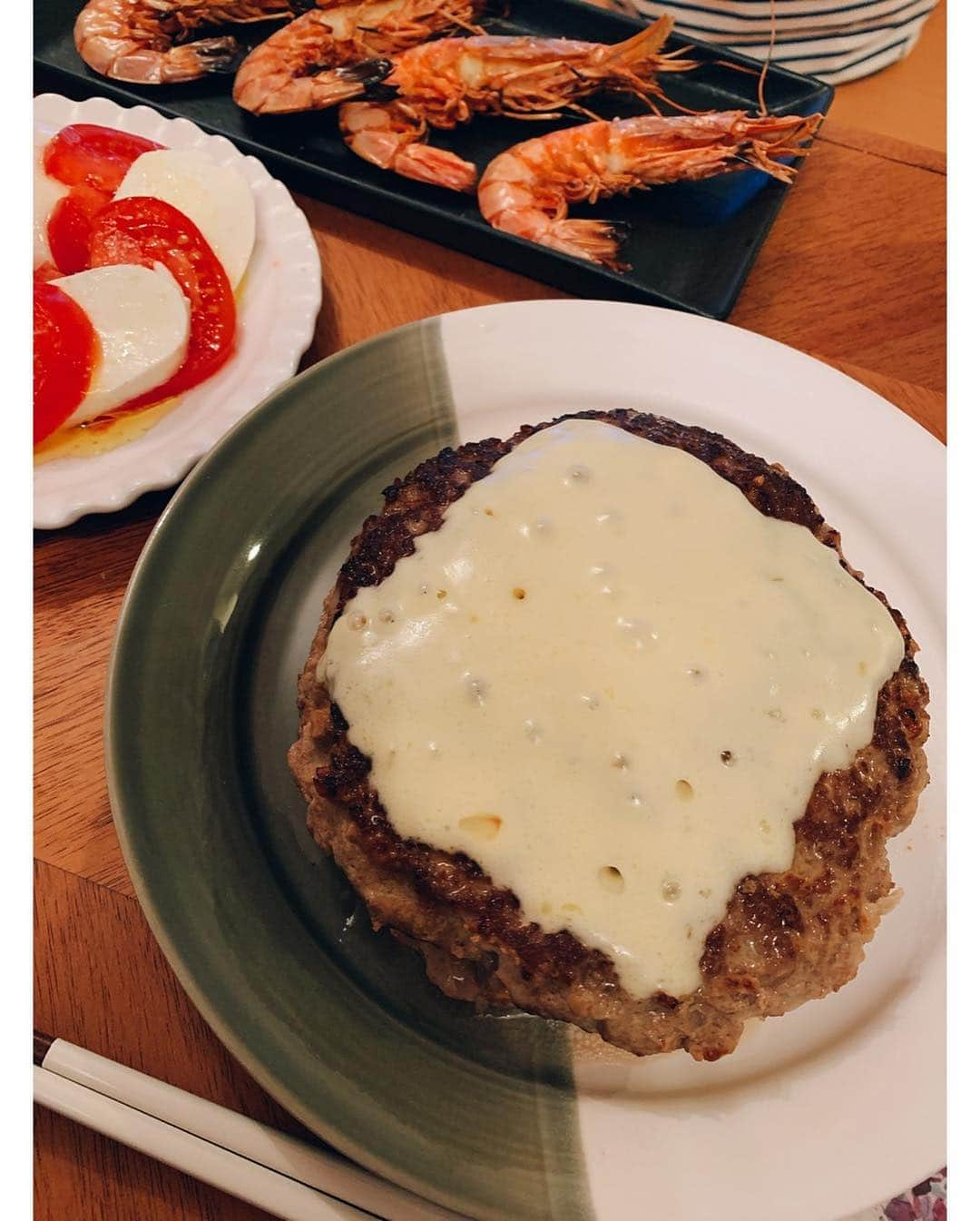 久冨慶子さんのインスタグラム写真 - (久冨慶子Instagram)「クリスマスイブのご飯🎄 大きな大きなハンバーグ作ってくれました😋 ＊ ＊ #クリスマスイブ #ありがとう #とっても美味しかった #おなかいっぱい #ハンバーグ #ハンバーグ師匠 #夜ご飯 #大津食堂」12月24日 22時29分 - keiko0hisatomi