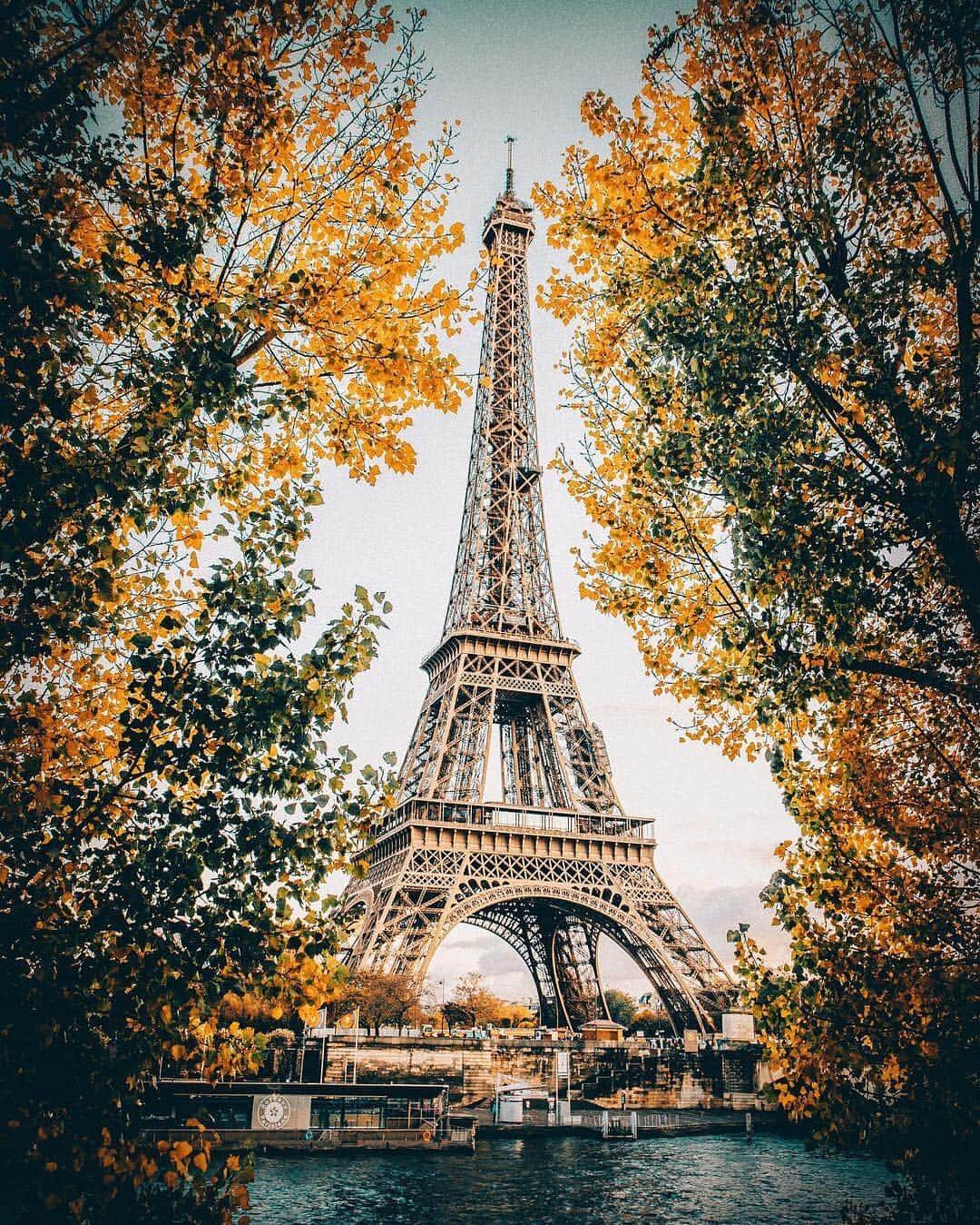 BEAUTIFUL DESTINATIONSさんのインスタグラム写真 - (BEAUTIFUL DESTINATIONSInstagram)「The Eiffel Tower — it's a prominent symbol of one of the world’s most romantic cities and a main stop for tourists visiting France. Residing on the Champ de Mars in Paris, in the seventh arrondissement, it’s hard to believe that something this iconic has already long surpassed her intended lifespan. The iron beauty was initially intended to be temporary — the entrance for the World Exposition in 1889 and a testament to celebrate the 100th anniversary of the French Revolution. Strangely enough, the unique architecture became so popular that it was not removed afterward— lucky for all of us! Have you been to this iconic destinations? (📷: @pantoom📍: Paris, France)」12月24日 22時37分 - beautifuldestinations