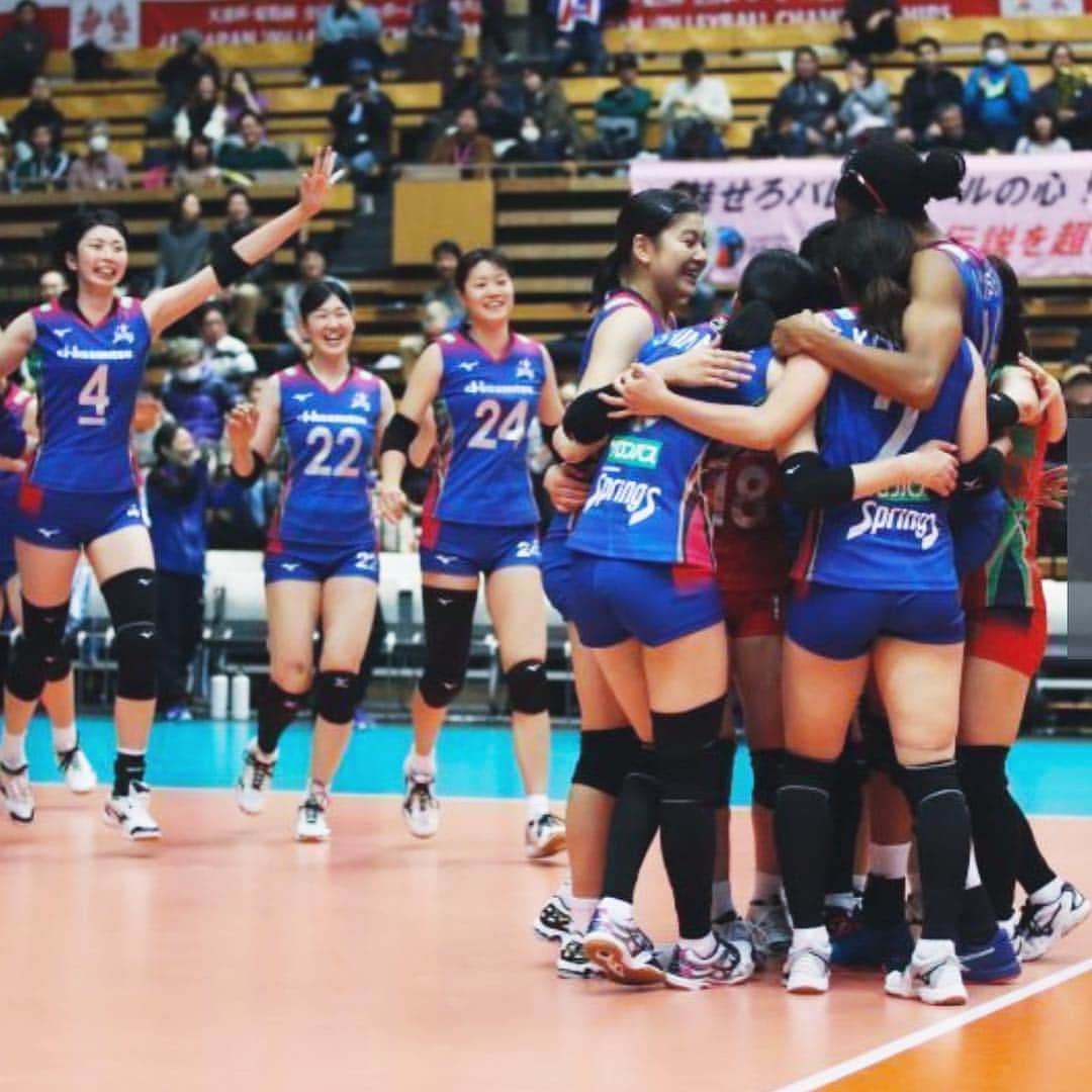 フォルケ・アキンラデウォのインスタグラム：「Christmas came early...🎁 EMPRESS CUP CHAMPIONS!👑 . . . #hisamitsusprings #empresscup #japan #champions #vleague #dazn #merrychristmas」