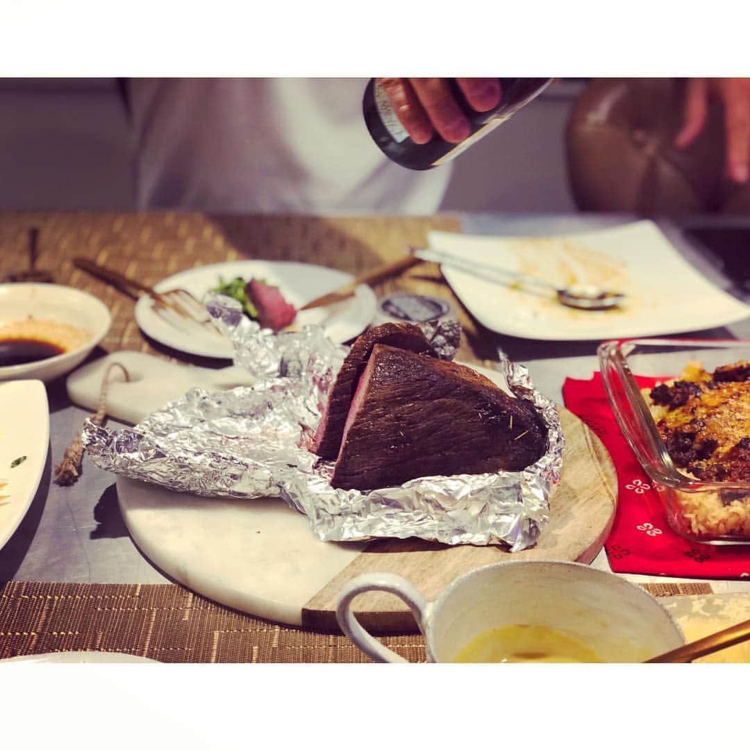 神崎恵さんのインスタグラム写真 - (神崎恵Instagram)「特別なことはないけれど、 今日もとてもいい一日でした😌 家族みんなが元気で、美味しいものを「美味しいね」と言い合えた一日。 「今日も寒かったね〜！」と笑えた日。 来年も変わりなく、この日を味わえますように✨ Merry Christmas🎄✨✨ #ローストビーフは厚切り派 #にんにく醤油 #トリュフ塩 #にんにく塩 好きなもので好きなだけ #ルクルーゼ の中は熱々スープ あとはチキンも🍗🍗🍗 こういう日のおうちごはんは、なんだかちょっと責任重大な気がしてドキドキしていたけど、 「家族の好きなものを作ればいい！」そう割り切ったら楽になった🙌 ケーキと色で、雰囲気だけ付け足して完了🎄🍷🎂 なんでも美味しいと言ってくれる家族に「ありがとう」。」12月24日 22時48分 - megumi_kanzaki