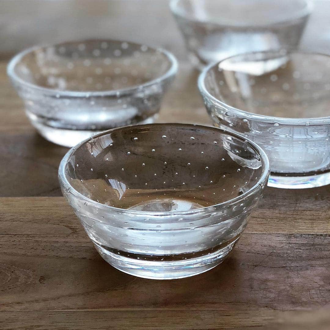 ヤミーさんのインスタグラム写真 - (ヤミーInstagram)「自分へのクリスマスプレゼント。 ガラス作家の友人にオーダーしたデザートカップ。 この気泡柄とぽってりした質感と、ガラスの透明度が好き。 で、こんなのほしいな〜とオーダーしては作ってもらってます。 この柄でピアスってどうかな？ @bambikke443  #吹きガラス #デザート皿」12月24日 22時54分 - ym_3stepcooking