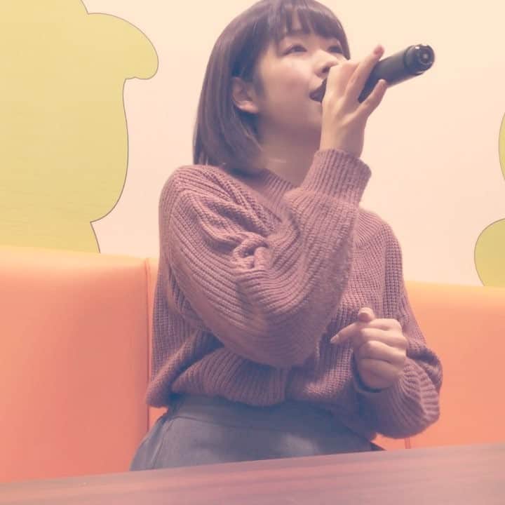 栗原ひとみのインスタグラム：「クリスマスソング/backnumber  久しぶりに歌ってみました〜🤶 クリスマスどう過ごしてますか？？ わたしは仕事先で２つもケーキ食べて大満足です🍰 サンタさーーーん！！プレゼント待ってるよおおお！！ . . #くりうた  #うたってみた #カラオケ #backnumber  #クリスマスソング #merrychristmas #🤶」