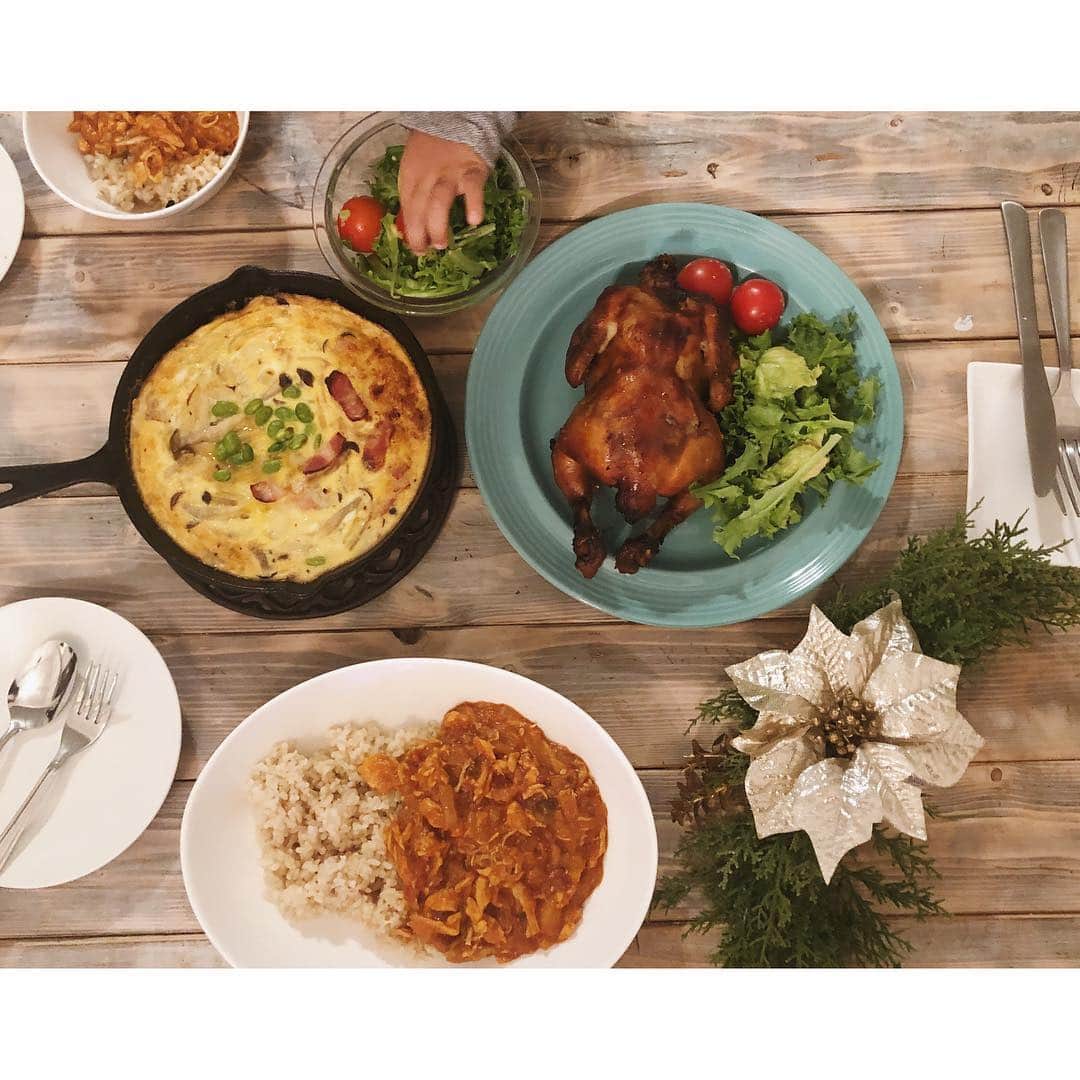 金城優華のインスタグラム：「Merry Christmas!!!! ・ ・ クリスマスも鶏胸肉と玄米で作った筋肉カレー。笑 (息子がコレ大好きなんで…) そして毎年夫が準備してくれるチキンの丸焼きさん。 急遽作ったキッシュも並べてクリスマスディナー。 ・ ・ チビ助も今年からクリスマスの事が分かるようになり、何しても喜んでくれるから今年は更に楽しいクリスマス。 ・ ・ 私にもサンタが来てくれたみたいで入浴剤セットもらっちゃった！ いぇーい!!ラッキー!!」