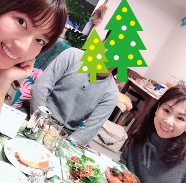 庄司ゆうこさんのインスタグラム写真 - (庄司ゆうこInstagram)「今夜はママと旦那さんと3人でお家ご飯🤗✨チキンガッツリ頂きました(^^) ケーキも食べてお腹はち切れそー🤣 そして6枚目の動画のクリスマスソングが頭から離れない😂笑 #クリスマスイブ#メリクリ#メリークリスマス#お家ご飯#チキン#ケーキ#チョコレートケーキ#トシヨロイヅカ#東京タワー#60周年#ママと同じ歳#満月」12月24日 23時50分 - yuko.shoji