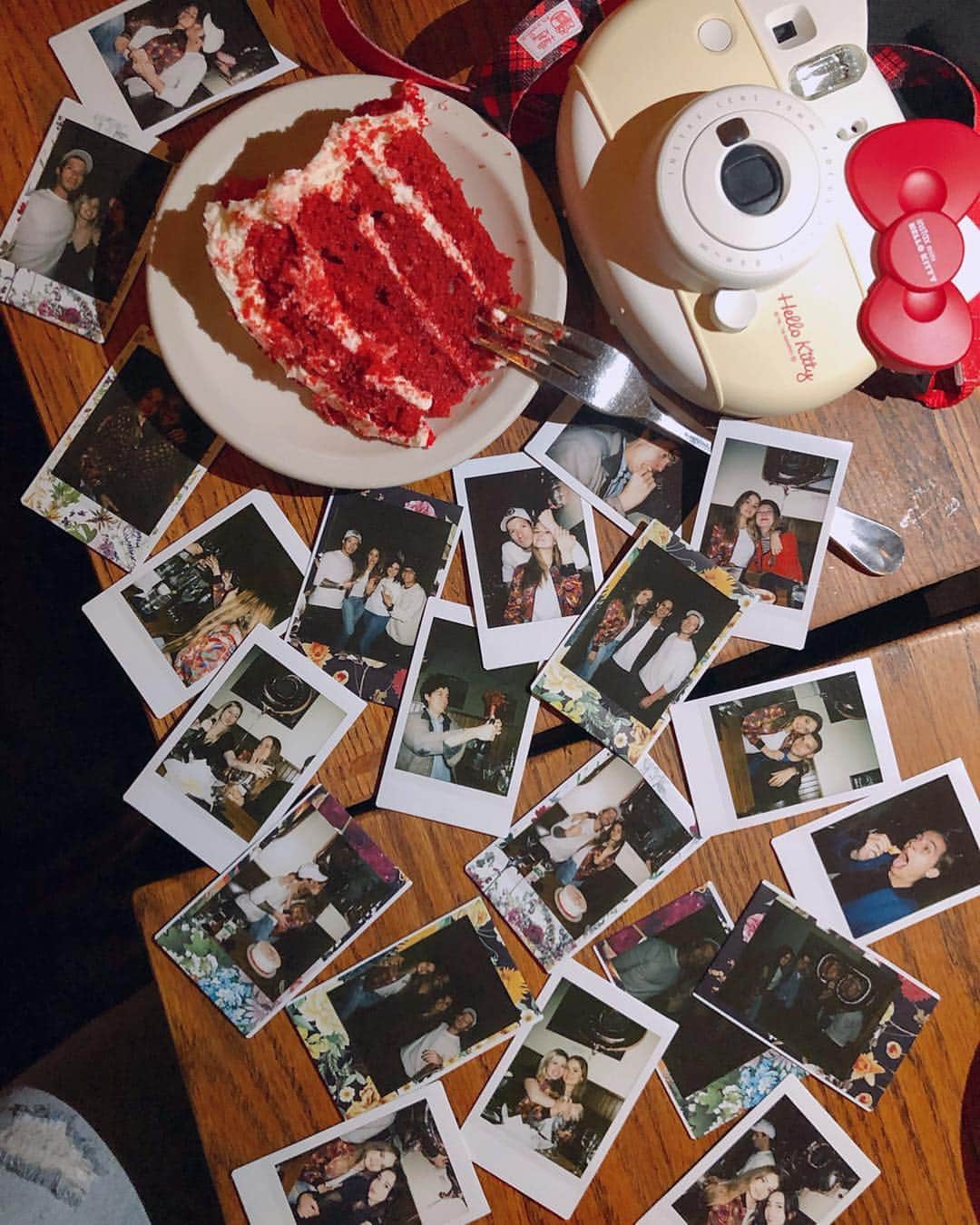 デビー・ライアンのインスタグラム：「my friends are human memes. they got us balloons that say jebby」