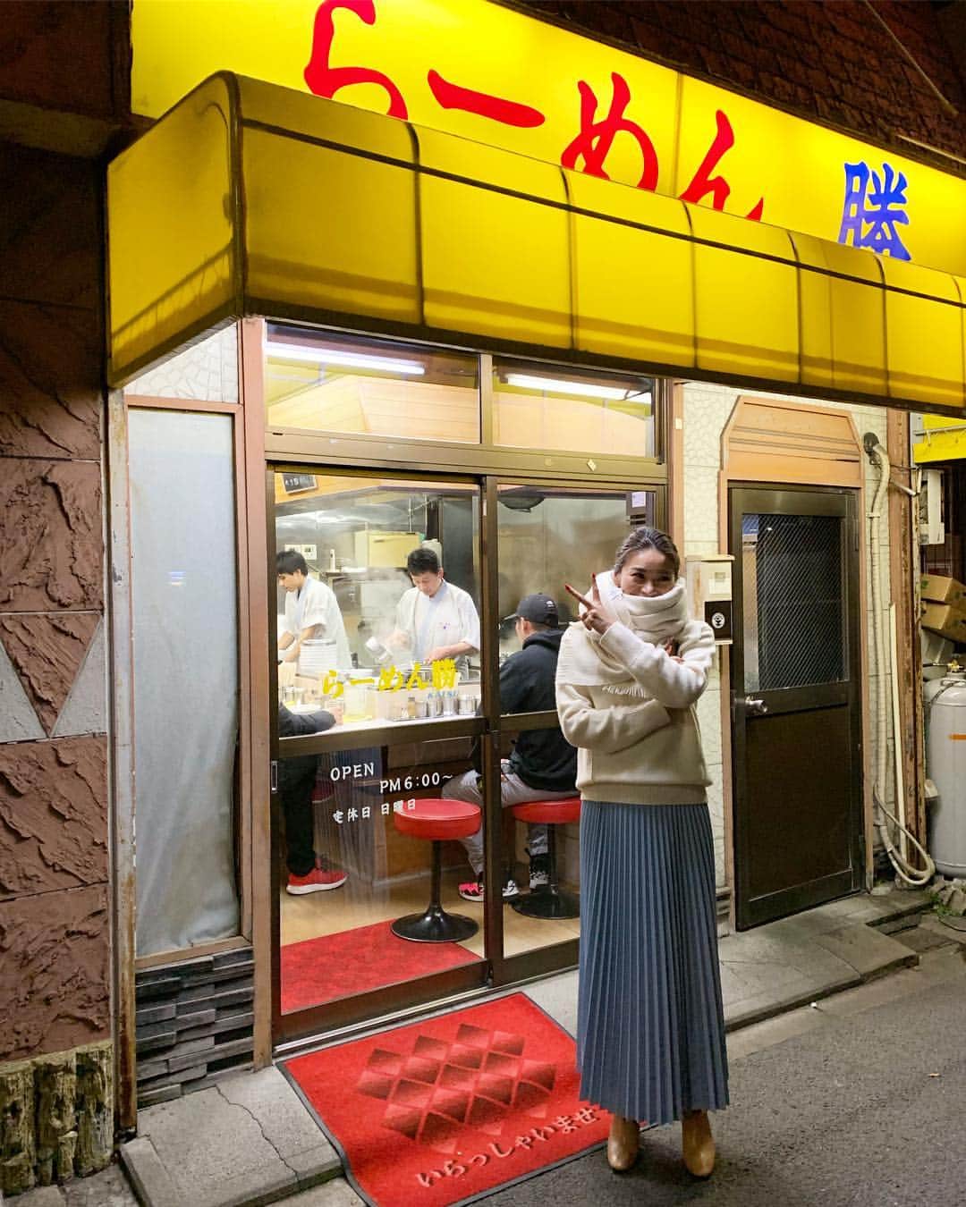 のインスタグラム：「・ クリスマスイヴの今夜は江戸川区 篠崎にある 大好きな「らーめん勝(カツ)」へ。  記憶が正しければ通いだしてから17年。 行列が絶えることのない店です。  寡黙な大将のとてつもなく丁寧で美しい所作から作られる一杯は、いつどんな時に訪れても一度だってブレたことのない最高の味。  4年前のクリスマスイヴに「どこか行きたいレストランはある?」と聞かれ、クリスマスイヴなら行列してないかも⁈と らーめん勝をリクエストしたら、案の定いつもの行列はなく それから毎年の恒例行事になりました。  いつからかここに来ると大将の変わらない丁寧さを見て 一つのことを懸命にやり続ける大切さと大変さを再確認し 仕事への向き合い方を教えてもらっているように感じています。  17年通っていますがいつも行列だったため、大将に話しかけるタイミングは一度もなかったのですが、昨年のクリスマスイヴ、ついに大将の手が止まった数分間があり初めて話しかけてみました。  ずっと聞きたかったのは、昔の味ではない六本木にできた「らーめん香月」(大将が修行していた店)のことと、大将の味と似ているの麻布十番の「つかさ」というらーめん屋さんのこと。  聞いてみたら、やはり六本木のお店は昔のらーめん香月とは関係ないこと、つかさは大将と同じ昔のらーめん香月で修行した人のお店だといつことがわかり、すっっっきり！  ここ数年らーめんを食べることはなるべく我慢していますが、舌が鈍ってなかったことが妙に嬉しかったです。  クリスマスイヴには全く似つかわしくない話ですが 私の毎年恒例クリスマスイベントでした🎄🎅 🍜・ ・  皆さま明日は素敵なクリスマスを❤️ ・ ・ ・ #らーめん勝 #ラーメン #ラーメン女子 #ラーメン大好き  #iloveramen #ramen」