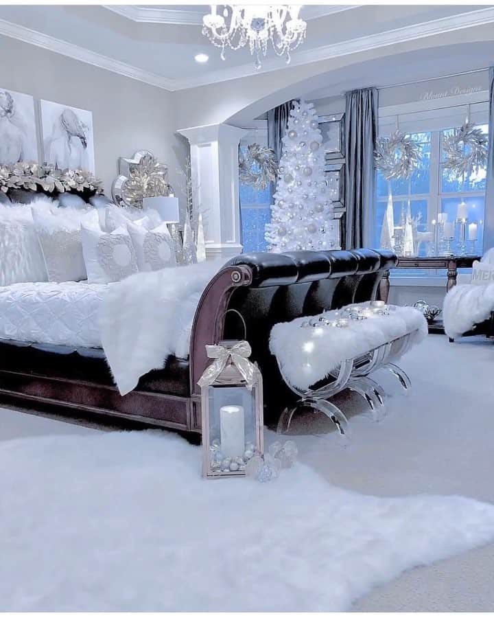 のインスタグラム：「GM! Merry Christmas Eve everyone❄️ who’s ready to celebrate the Most wonderful time of the year?? @blountdesigns house is ready and I’m obsessed!😍 what do you guys think? . . . #christmas #christmasdecor #christmascookies #christmasdecorations #winterwonderland #homedecor #homedecoration #zgallerie」