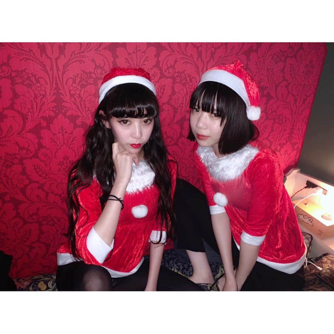 中川ジュリアのインスタグラム：「Merry Christmas🎄 用意されてたサンタコス子供用でわろた、初めて着た🎅 ケーキもご飯も美味しかった🍚」