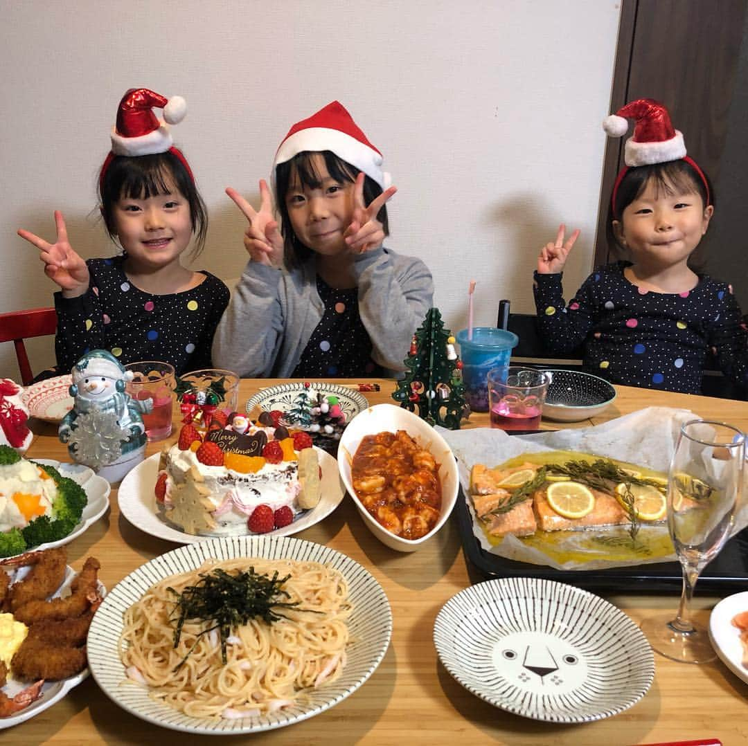 エハラマサヒロさんのインスタグラム写真 - (エハラマサヒロInstagram)「メリークリスマス❗️ミスターローレンス❗️ #羽汰に顔認証させるのが難し過ぎてカッコいい #よく見たら音羽だけリアル帽子でカッコいい #クリスマスイヴは娘3人とランチ行って公園行って一緒にケーキ作って夜ご飯作ってシャンパン飲んで余ったエビでアメリケーヌソース作るというアメリカ人の素晴らしい一日みたいでカッコいい #メリークリスマス #エハラ4姉弟」12月25日 0時46分 - eharamasahiro