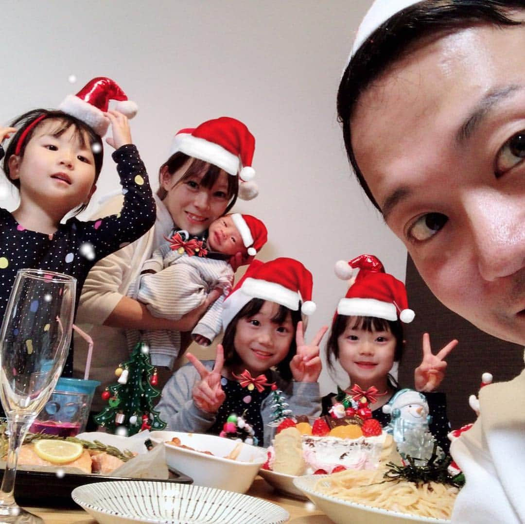 エハラマサヒロさんのインスタグラム写真 - (エハラマサヒロInstagram)「メリークリスマス❗️ミスターローレンス❗️ #羽汰に顔認証させるのが難し過ぎてカッコいい #よく見たら音羽だけリアル帽子でカッコいい #クリスマスイヴは娘3人とランチ行って公園行って一緒にケーキ作って夜ご飯作ってシャンパン飲んで余ったエビでアメリケーヌソース作るというアメリカ人の素晴らしい一日みたいでカッコいい #メリークリスマス #エハラ4姉弟」12月25日 0時46分 - eharamasahiro