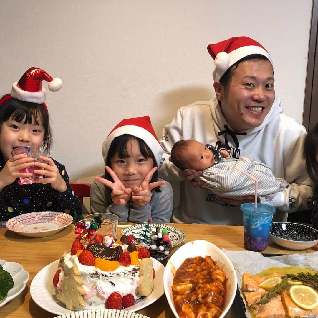 エハラマサヒロさんのインスタグラム写真 - (エハラマサヒロInstagram)「メリークリスマス❗️ミスターローレンス❗️ #羽汰に顔認証させるのが難し過ぎてカッコいい #よく見たら音羽だけリアル帽子でカッコいい #クリスマスイヴは娘3人とランチ行って公園行って一緒にケーキ作って夜ご飯作ってシャンパン飲んで余ったエビでアメリケーヌソース作るというアメリカ人の素晴らしい一日みたいでカッコいい #メリークリスマス #エハラ4姉弟」12月25日 0時46分 - eharamasahiro