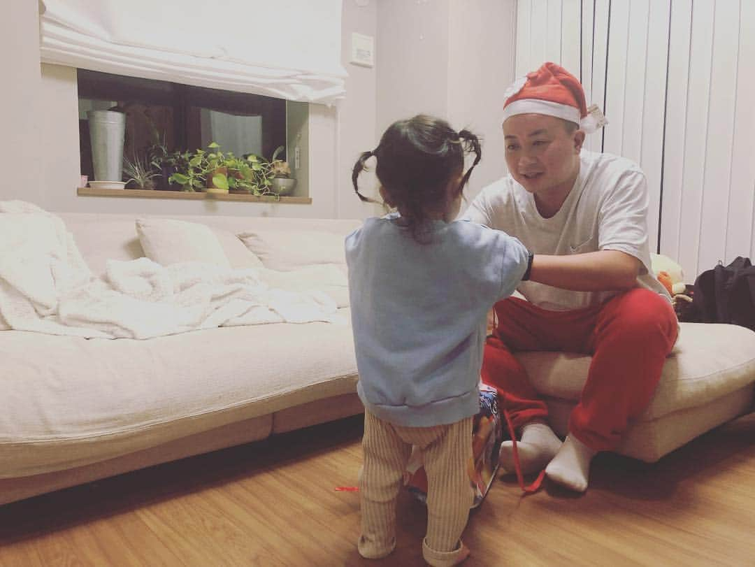 近藤千尋さんのインスタグラム写真 - (近藤千尋Instagram)「メリークリスマスイヴ🎄💝🎅 久々におうちに大集合🏡 沢山サンタさんがきてくれて 娘ちゃん大興奮でした🥰 みんなに可愛がられてよかったね💗 みなさん素敵なクリスマスを…🎄✨✨❄️ ご飯は、これを二回戦でした🍽🍅 ロールキャベツ、パエリア ココナッツミルク煮、鍋でした😍✅ #娘ちゃん #あしょぼーってずっと言ってる #寝る寸前まで遊びたいみたいです」12月25日 1時17分 - chipichan.1215