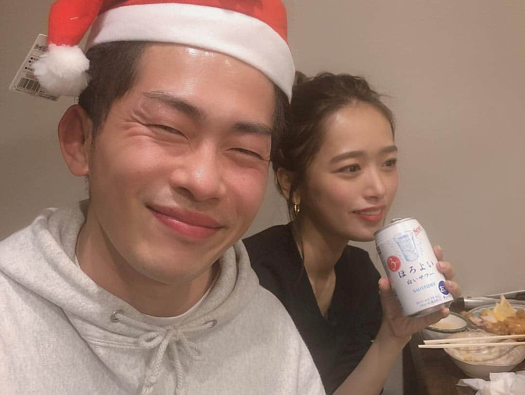 近藤千尋さんのインスタグラム写真 - (近藤千尋Instagram)「メリークリスマスイヴ🎄💝🎅 久々におうちに大集合🏡 沢山サンタさんがきてくれて 娘ちゃん大興奮でした🥰 みんなに可愛がられてよかったね💗 みなさん素敵なクリスマスを…🎄✨✨❄️ ご飯は、これを二回戦でした🍽🍅 ロールキャベツ、パエリア ココナッツミルク煮、鍋でした😍✅ #娘ちゃん #あしょぼーってずっと言ってる #寝る寸前まで遊びたいみたいです」12月25日 1時17分 - chipichan.1215