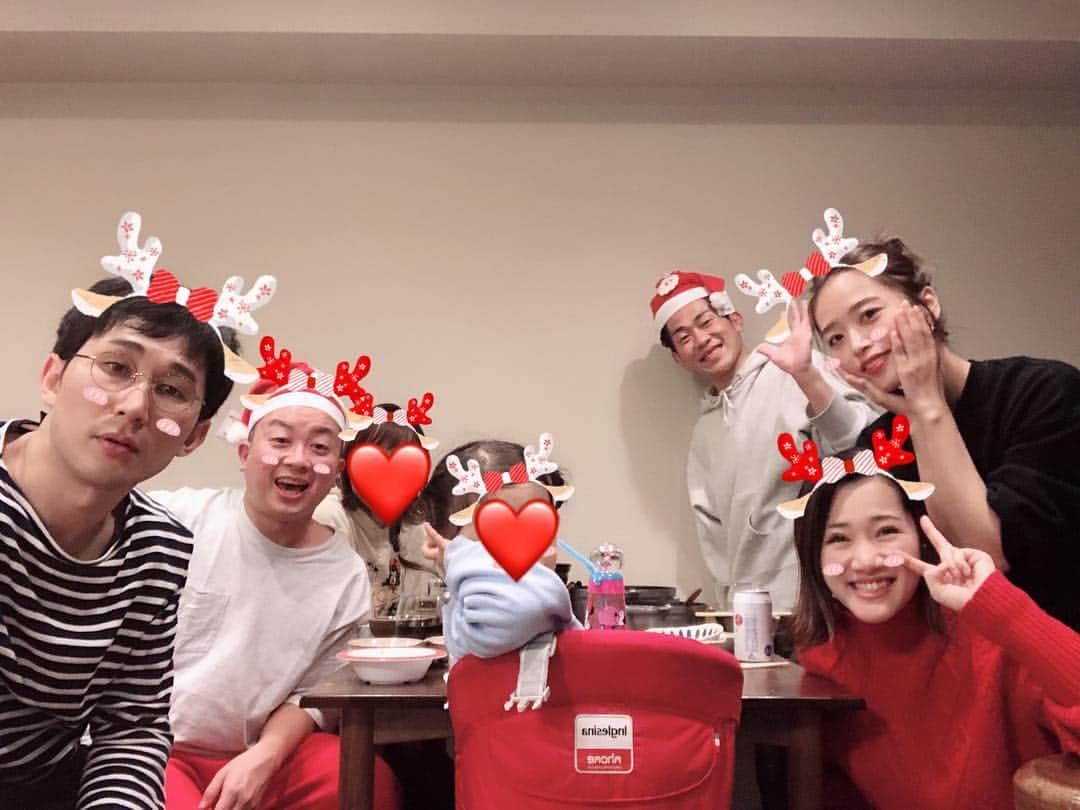 近藤千尋さんのインスタグラム写真 - (近藤千尋Instagram)「メリークリスマスイヴ🎄💝🎅 久々におうちに大集合🏡 沢山サンタさんがきてくれて 娘ちゃん大興奮でした🥰 みんなに可愛がられてよかったね💗 みなさん素敵なクリスマスを…🎄✨✨❄️ ご飯は、これを二回戦でした🍽🍅 ロールキャベツ、パエリア ココナッツミルク煮、鍋でした😍✅ #娘ちゃん #あしょぼーってずっと言ってる #寝る寸前まで遊びたいみたいです」12月25日 1時17分 - chipichan.1215