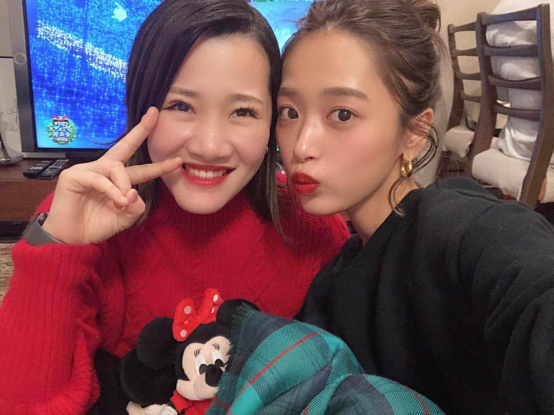 近藤千尋さんのインスタグラム写真 - (近藤千尋Instagram)「メリークリスマスイヴ🎄💝🎅 久々におうちに大集合🏡 沢山サンタさんがきてくれて 娘ちゃん大興奮でした🥰 みんなに可愛がられてよかったね💗 みなさん素敵なクリスマスを…🎄✨✨❄️ ご飯は、これを二回戦でした🍽🍅 ロールキャベツ、パエリア ココナッツミルク煮、鍋でした😍✅ #娘ちゃん #あしょぼーってずっと言ってる #寝る寸前まで遊びたいみたいです」12月25日 1時17分 - chipichan.1215