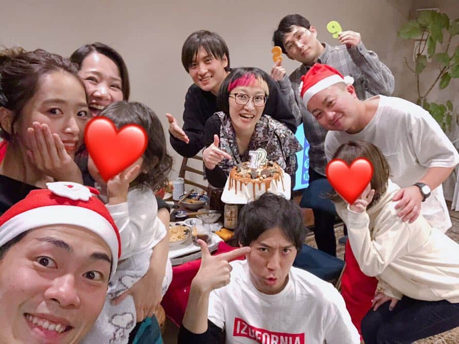 近藤千尋のインスタグラム：「メリークリスマスイヴ🎄💝🎅 久々におうちに大集合🏡 沢山サンタさんがきてくれて 娘ちゃん大興奮でした🥰 みんなに可愛がられてよかったね💗 みなさん素敵なクリスマスを…🎄✨✨❄️ ご飯は、これを二回戦でした🍽🍅 ロールキャベツ、パエリア ココナッツミルク煮、鍋でした😍✅ #娘ちゃん #あしょぼーってずっと言ってる #寝る寸前まで遊びたいみたいです」