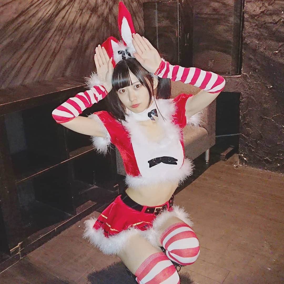 空野青空のインスタグラム：「🎅🎄🎁MERRY CHRISTMAS🎅🎄🎁 . . うさみみサンタ⊂((・x・))⊃ 朝起きたら枕元にプレゼントがあるといいなぁ！！小さい頃、とっても楽しみだったなぁ！！懐かしきおもひで〜 . . おやすみーんっOo｡ (¦3[___] . . . #クリスマス #Xmas #MerryChristmas #メリクリ #サンタコス #バニーガール #christmas #xmascosplay #xmascostume #マリームーン #marymoon #富山mairo #アイドルイベント #あおにゃん #あおねコス #空野青空 #コスプレ #クリスマスコスプレ #cosplayphoto #絶対領域 #ニーハイ #ツインテール #ニーソ協会 #ツインテール協会 #ツインテ #黒髪ぱっつん」