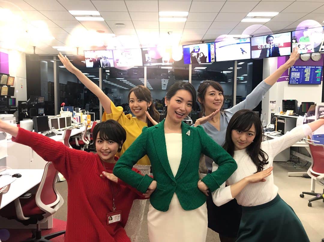 須黒清華のインスタグラム：「WBSゴレンジャー誕生っ😆💕笑 この写真、好きすぎるー💕 遅くまでご覧頂いた皆様、有難うございましたっ✨ 見事に全員色がバラバラでしたー‼︎ そしてクリスマスカラー🤶 素敵なクリスマスをっ🎄✨ #大江麻里子 さん #相内優香 あと、#相内ユウカもねっ😋 #北村まあさ #片渕茜 #須黒清華 そして、#滝田キャスター  #wbs #ワールドビジネスサテライト」