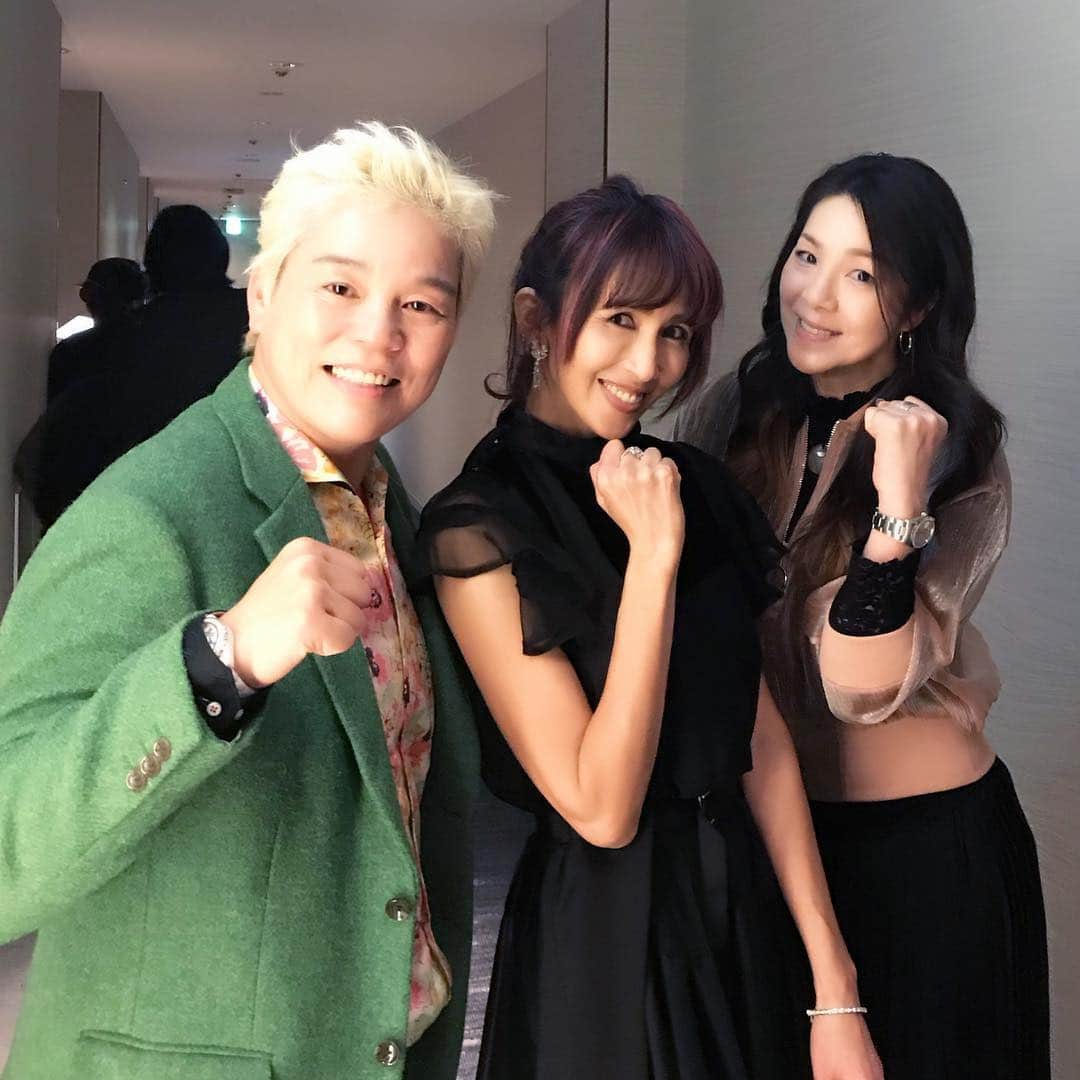 井上貴子のインスタグラム：「毎年恒例^ ^  静香ちゃんのディナーショー🎄  ほとんど歌詞を覚えているから 一緒に口ずさんでいるアタシ凄い（笑）  さすがの静香ちゃん^ ^ 全てにおいてパーフェクト♡  静香ちゃん弱そうだけど 載せてもダイジョブ？？と聞くと  ホントだ！かなり（笑）と…  でもアタシの中では 最強のアイドル♡  そしてコレを撮ってくれたのは 贅沢にも娘ちゃん。  メリークリスマス🎁  Happyで^ ^  #井上貴子  #女子プロレスラー  #デビュー30周年 #神取忍 #工藤静香 #ディナーショー #最強のアイドル」