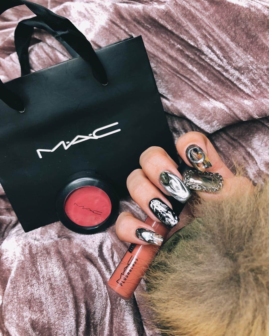 のインスタグラム：「NEWネイルと昨日のクリパでもらったMAC💄❤️ MACうれぴよ🐣ありがとーっ！！！ . 今年ラストのネイルは左右違うデザインにしたよ💅💭 担当 @nails_lavivi 色川さんネイルまぢで 毎回ドツボ。本当に可愛い🥰💕 いつもありがとうございます🌹 . みぽちのSNS見たと予約すると安くなるので みんなも色川さんにきゃわネイルやってもらってねーっ✨ . #mac #コスメ #リップ #グロス #リップグロス #クリスマス #クリパ #プレゼント #美容 #化粧品 . #new #nail #lavivi #kawaii #lavivi表参道 #表参道  #ネイル #ネイルアート #ネイルサロン#ジェルネイル #メタリック #メタリックネイル #シルバー #ヒョウ柄」