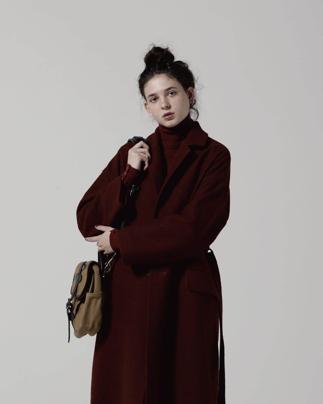 Fudgeさんのインスタグラム写真 Fudgeinstagram ブラウン女子のススメ 上品でいて着こなしにクラシカルな雰囲気を与えてくれる 茶色 今年の冬は この色を味方につけて まるで英国のおじさんのような佇まいに仕上げるのが気分 おじさんの様な大きめ